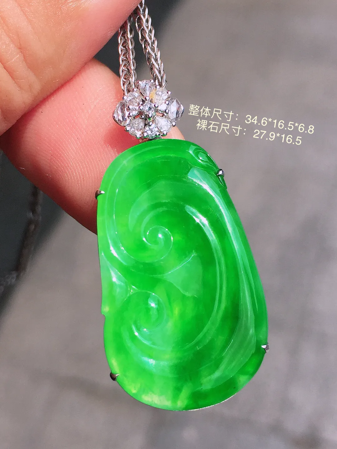 阳绿如意吊坠，色泽均匀艳丽，玉质细腻，荧光感超
强，饱满圆润，气质满满。18k
金豪华镶嵌