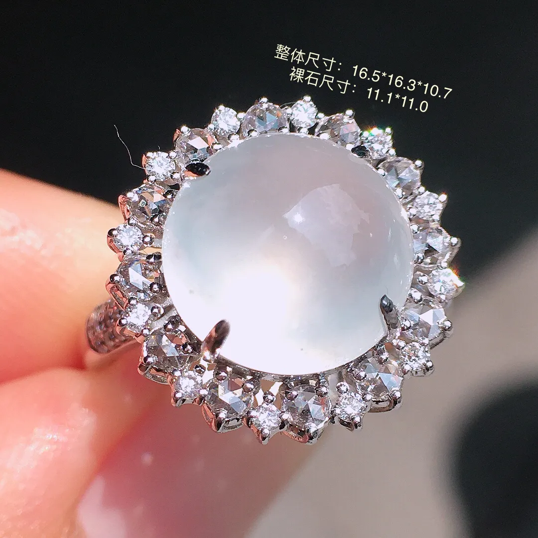 冰种蛋面戒指，玉质细腻，荧光感超
强，饱满圆润，气质满满。18k
金豪华镶嵌