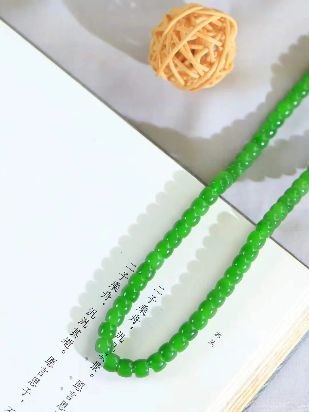 （直切珠.项链）

精品️和田玉碧玉项链，玉质细腻油润 饱满光滑 质朴无华，悠远简单，人心境界远，百世修炼深，心灵常驻善意持，觉悟人生百世修。
重38.7克    尺寸取一4.8-6mm    11801033L