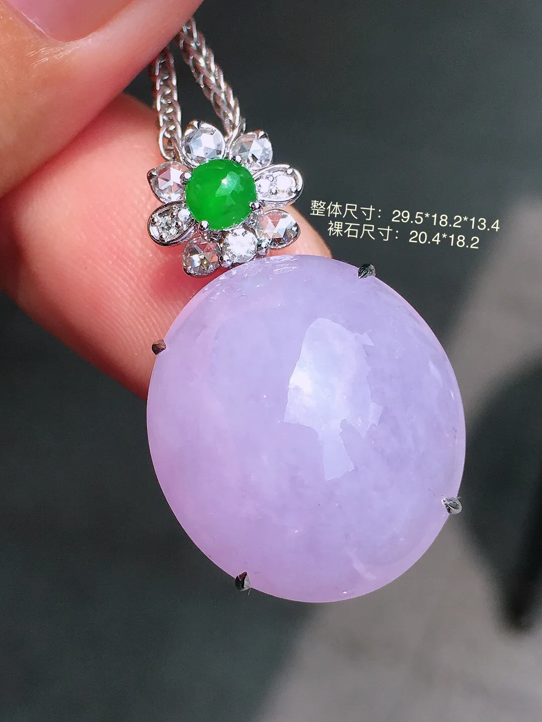 紫罗兰蛋面吊坠，色泽均匀艳丽，玉质细腻，荧光感超
强，饱满圆润，气质满满。18k
金豪华镶嵌