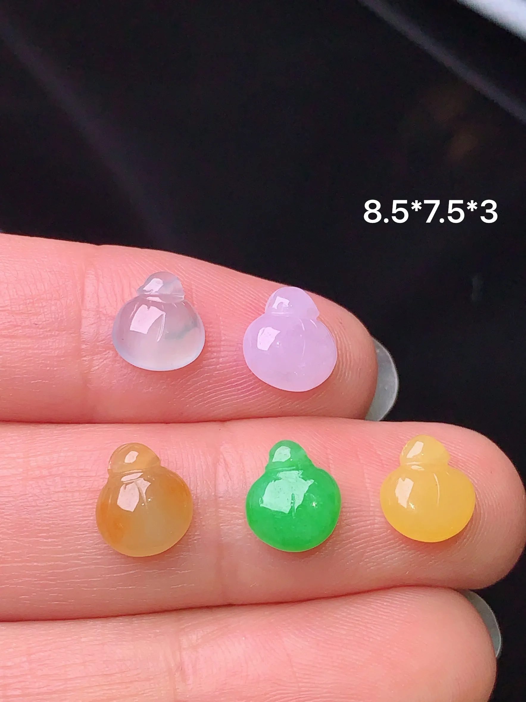 多彩钱袋一手 玉质细腻 色泽清新艳丽 整体尺寸8.5*7.5*3