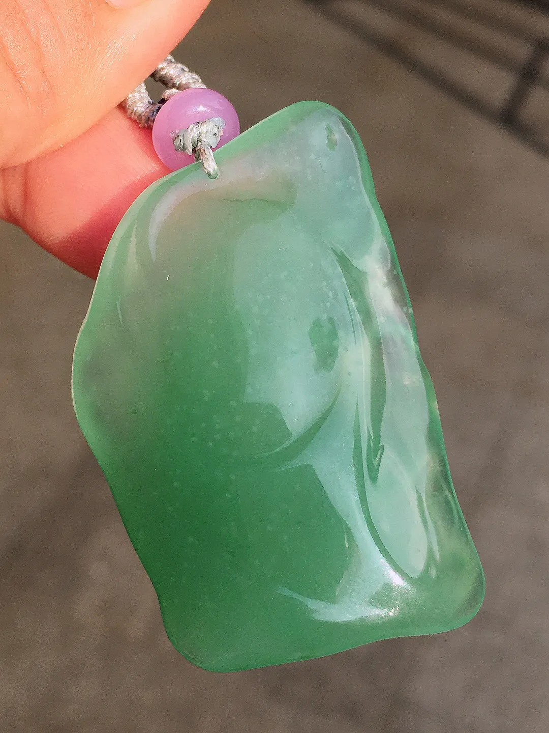 晴水观音吊坠，色泽均匀艳丽，玉质细腻，荧光感超
强，饱满圆润，气质满满。