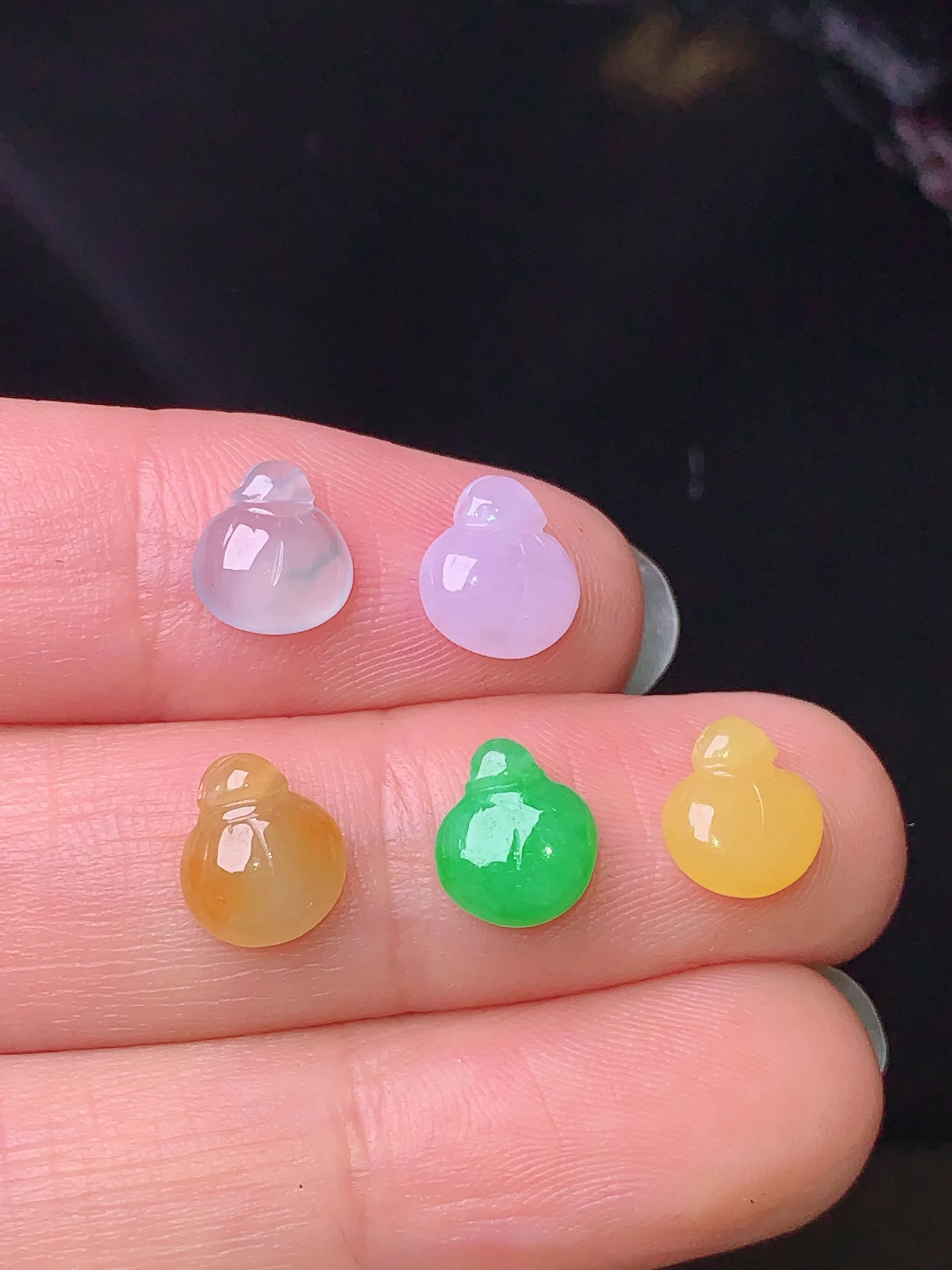多彩钱袋一手 玉质细腻 色泽清新艳丽 整体尺寸8.5*7.5*3
