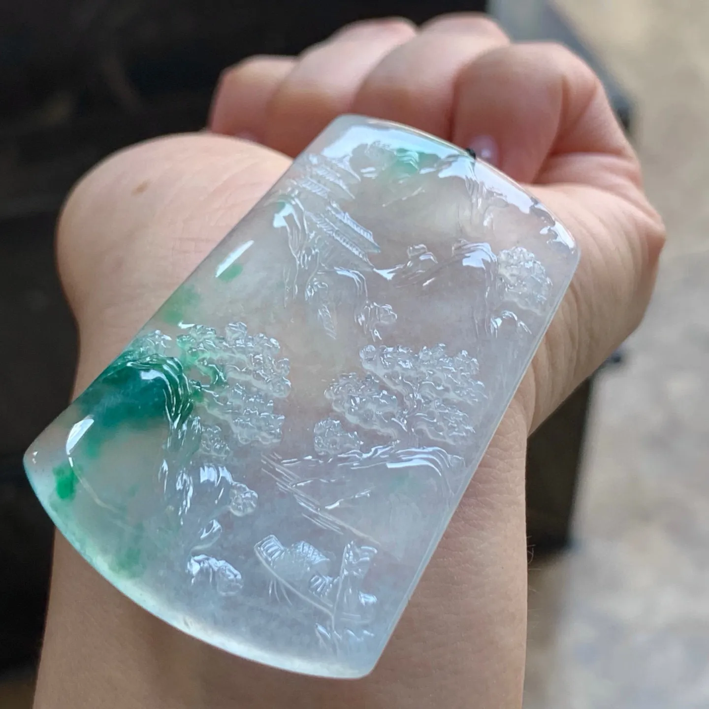 冰种飘花山水牌
种好水足 花色漂亮