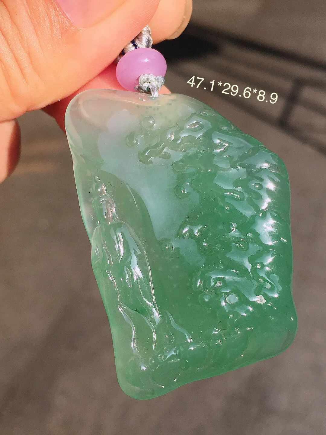 晴水观音吊坠，色泽均匀艳丽，玉质细腻，荧光感超
强，饱满圆润，气质满满。