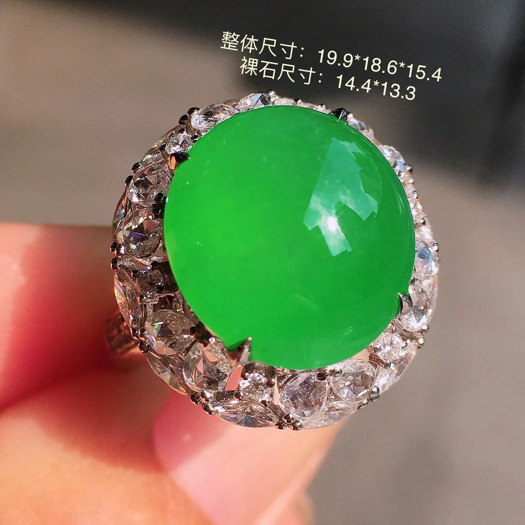 阳绿蛋面戒指，色泽均匀艳丽，玉质细腻，荧光感超
强，饱满圆润，气质满满。18k
金豪华镶嵌