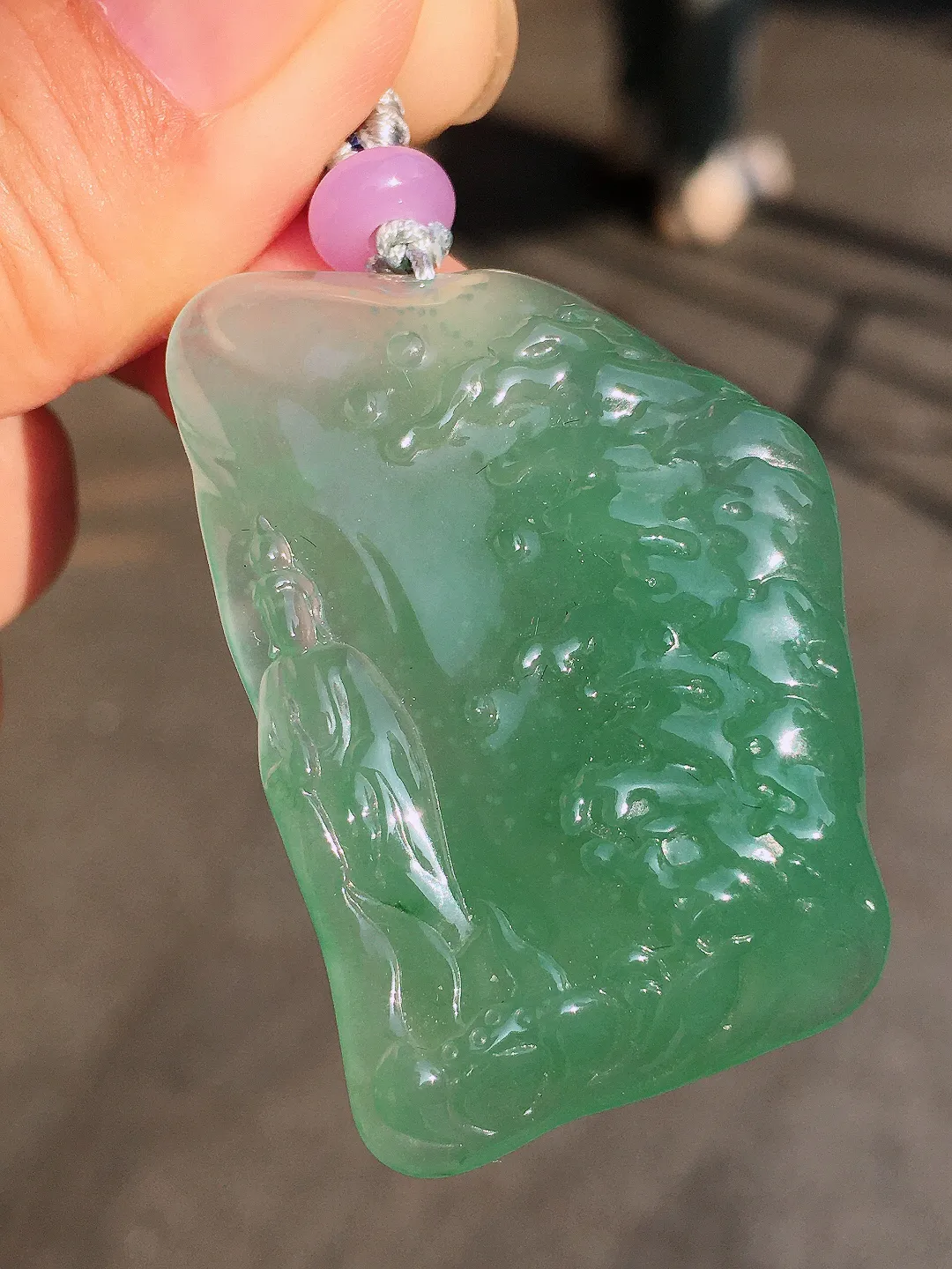 晴水观音吊坠，色泽均匀艳丽，玉质细腻，荧光感超
强，饱满圆润，气质满满。