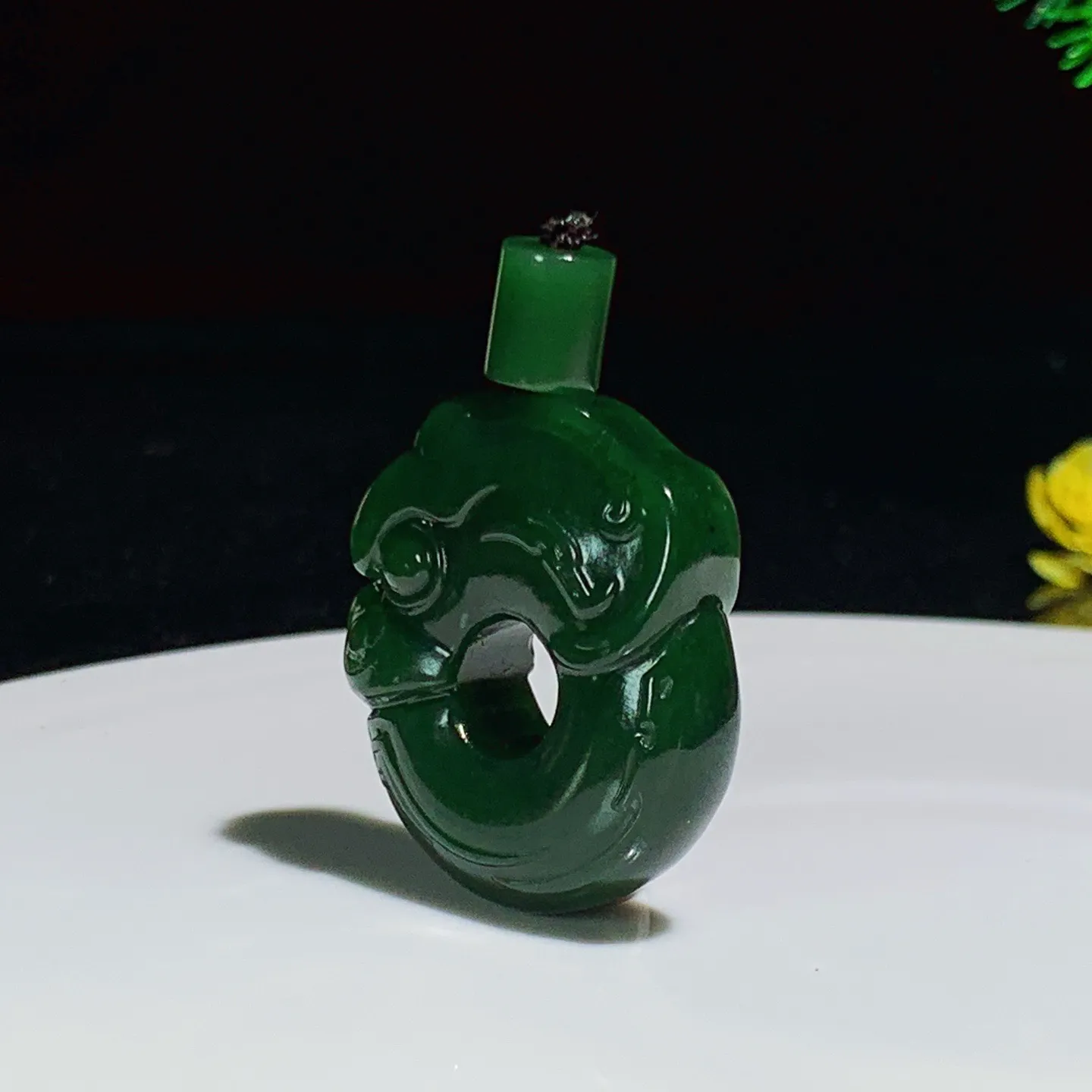 和田玉菠菜绿俄罗斯碧玉玉烛龙挂件。尺寸36/32/11重25克。玉质细腻油润。手推出油。品相大气。 