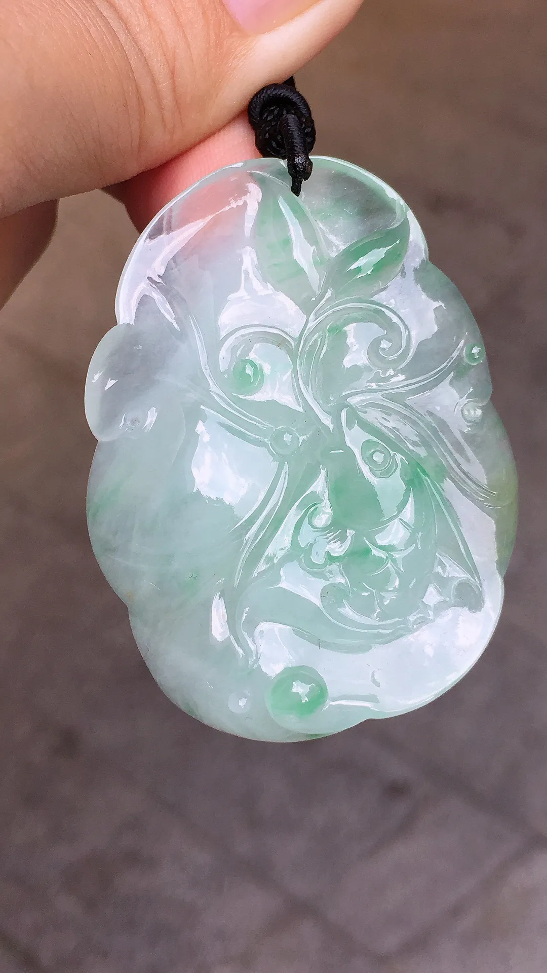 飘绿【如鱼得水】吊坠，色泽艳丽，玉质细腻，荧光感超
强，饱满圆润，气质满满。