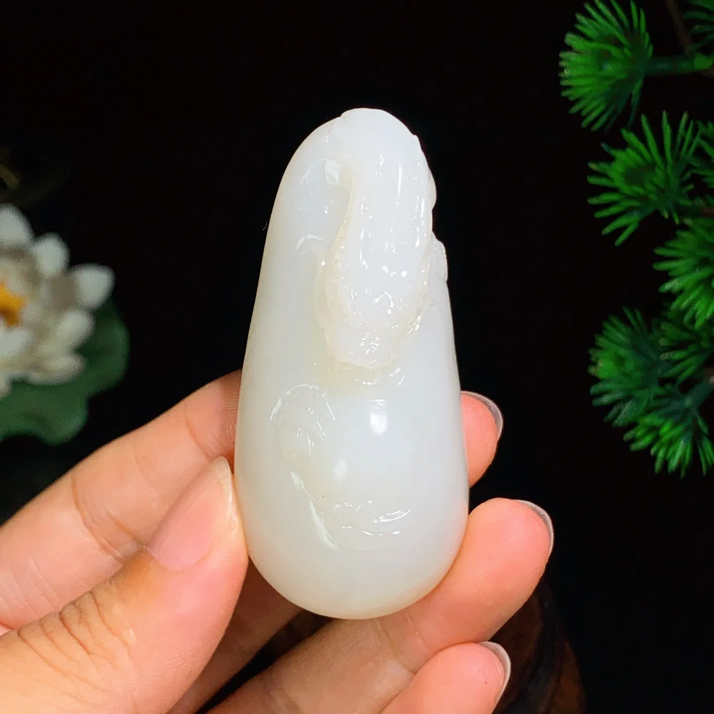 和田玉羊脂白玉龙佑一方挂件。尺寸63/30/19重53克。玉质细腻油润。手推出油。品相大气。 lt250812