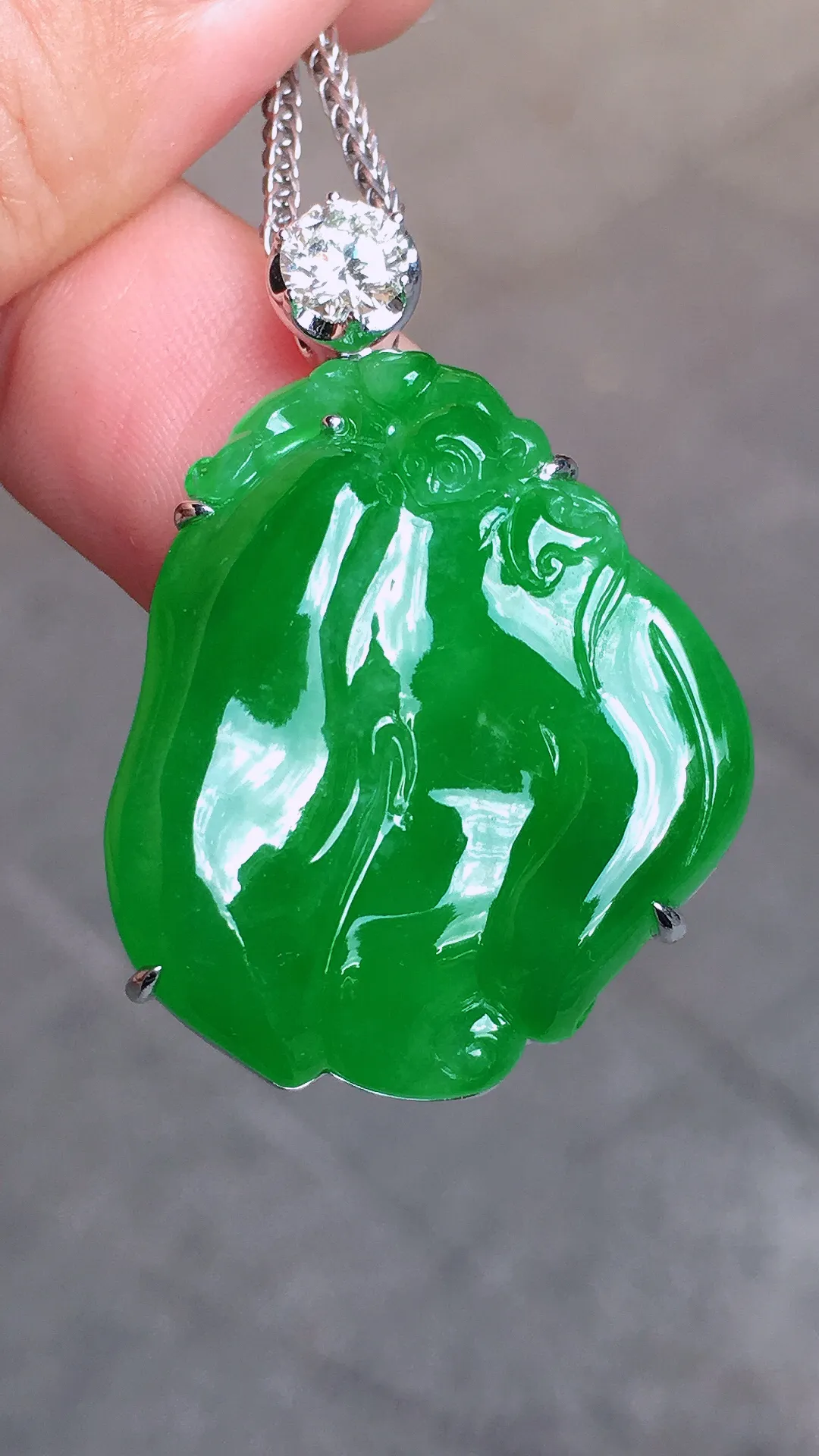 辣绿福瓜吊坠，色泽均匀浓郁，玉质细腻，荧光感超
强，饱满圆润，气质满满。18k
金豪华镶嵌