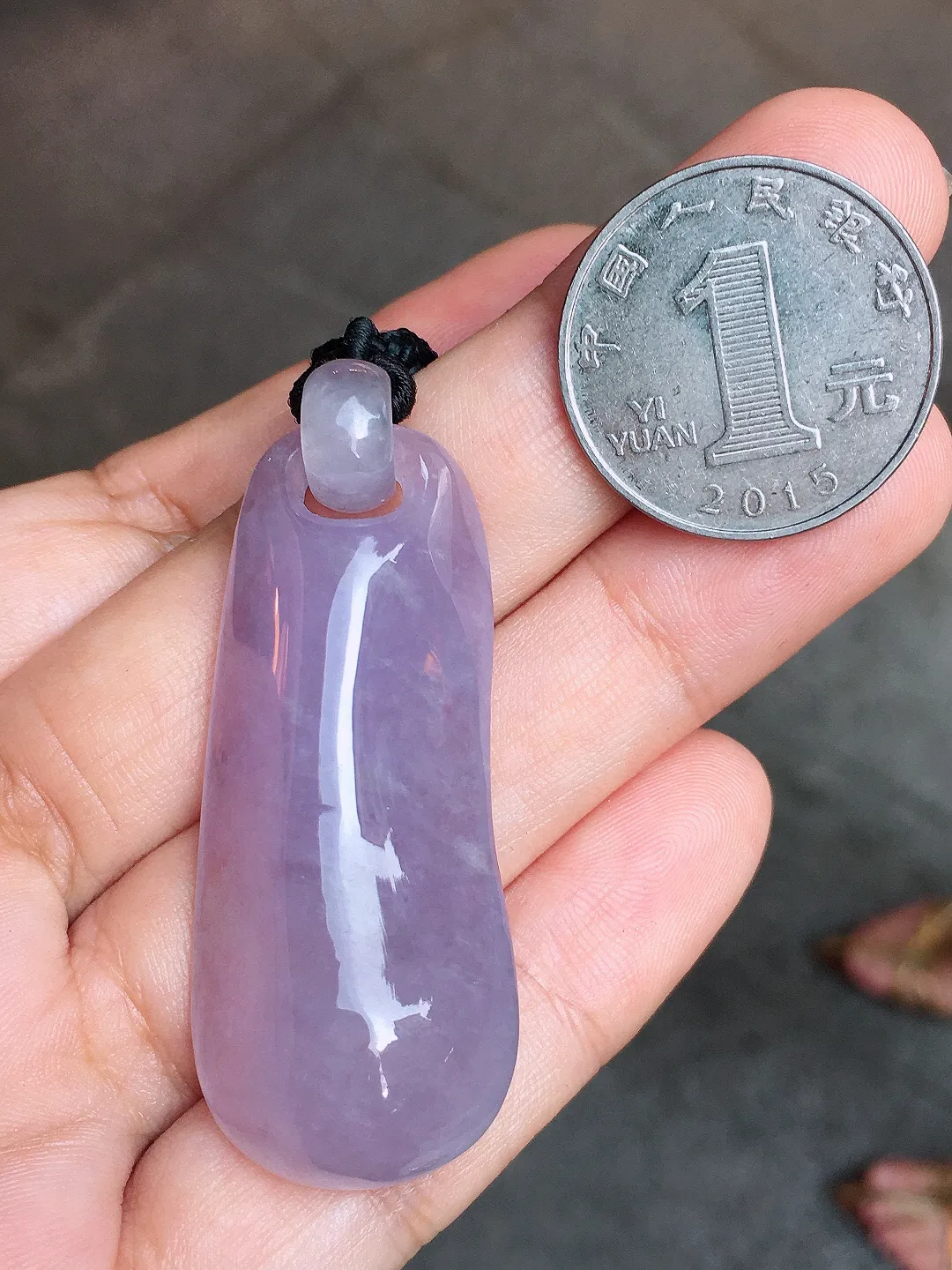 紫罗兰福瓜吊坠，色泽均匀艳丽，玉质细腻，荧光感超
强，饱满圆润，气质满满。