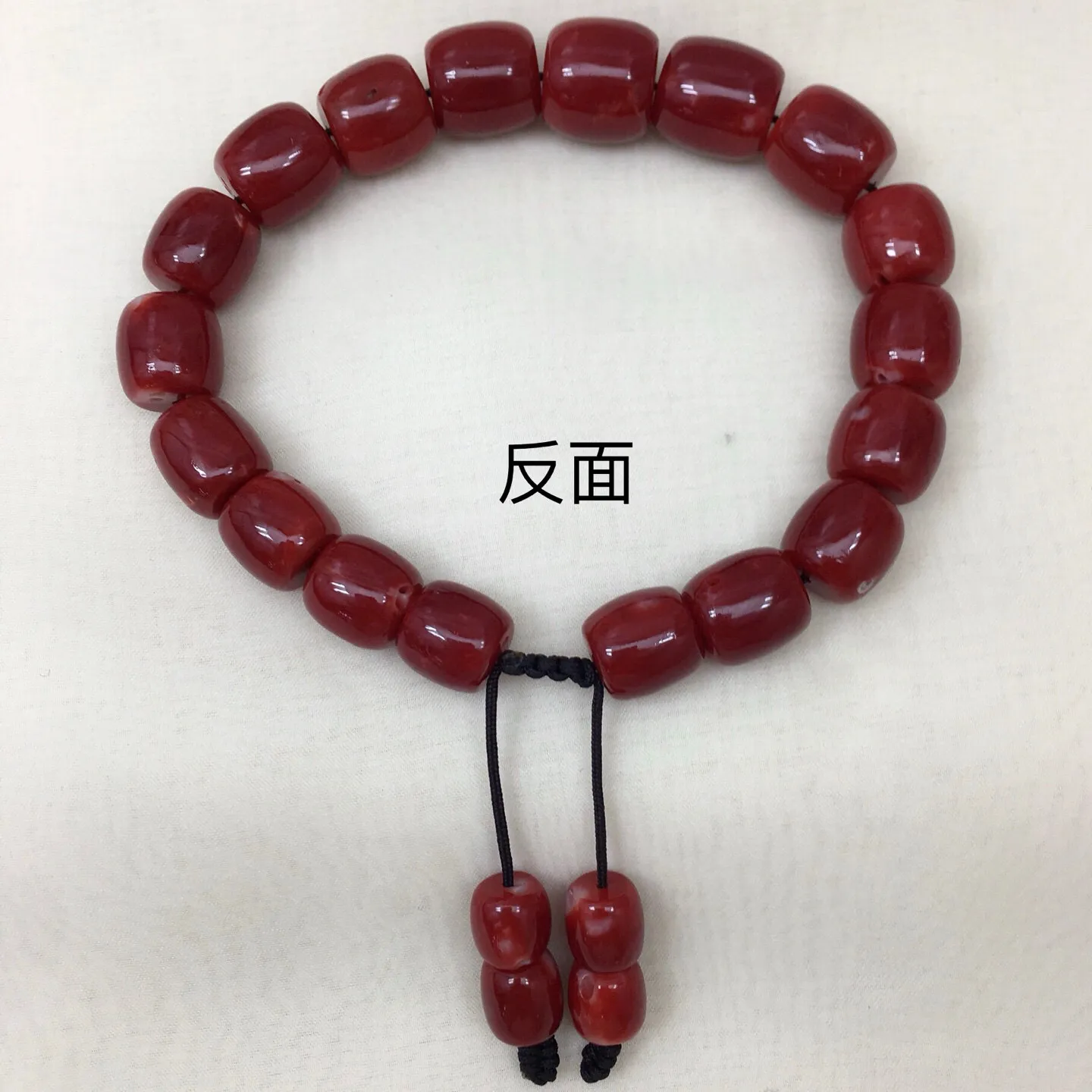 【天然日本阿卡12.1mm赤血牛血红珊瑚大桶珠单手链】珍藏传承佛教珍品，日本产地，阿卡材料，赤血牛血红色，天然无添加无优化，直径12.1-9.5mm左右，重量40克，光泽柔润透亮，桶珠有标志性白芯眼。珊瑚本为佛教珍宝，来自深海千年生长，是有机宝石。