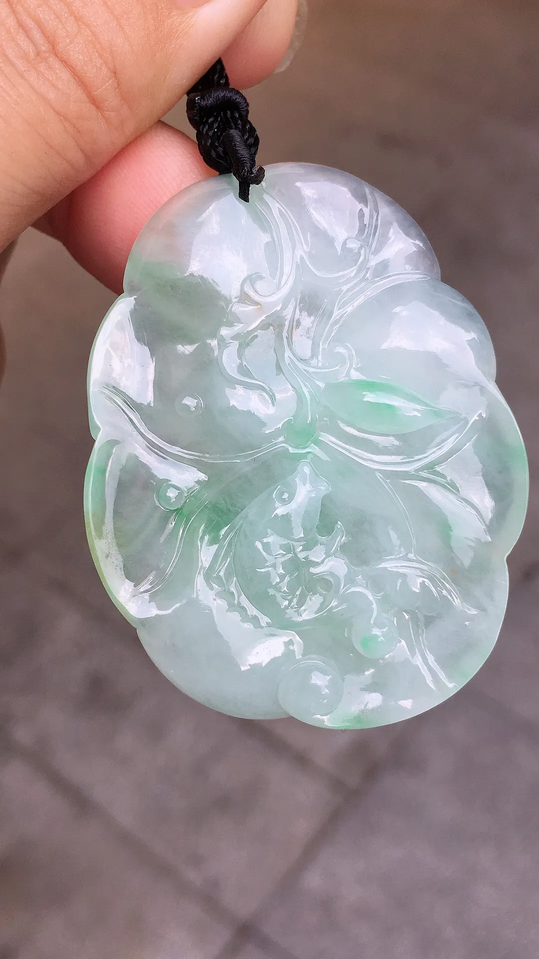 飘绿【如鱼得水】吊坠，色泽艳丽，玉质细腻，荧光感超
强，饱满圆润，气质满满。
