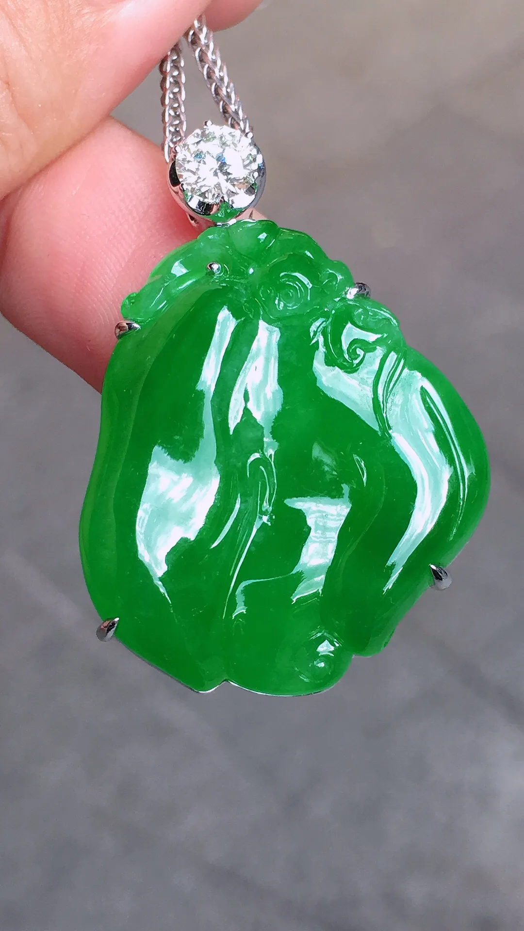 辣绿福瓜吊坠，色泽均匀浓郁，玉质细腻，荧光感超
强，饱满圆润，气质满满。18k
金豪华镶嵌