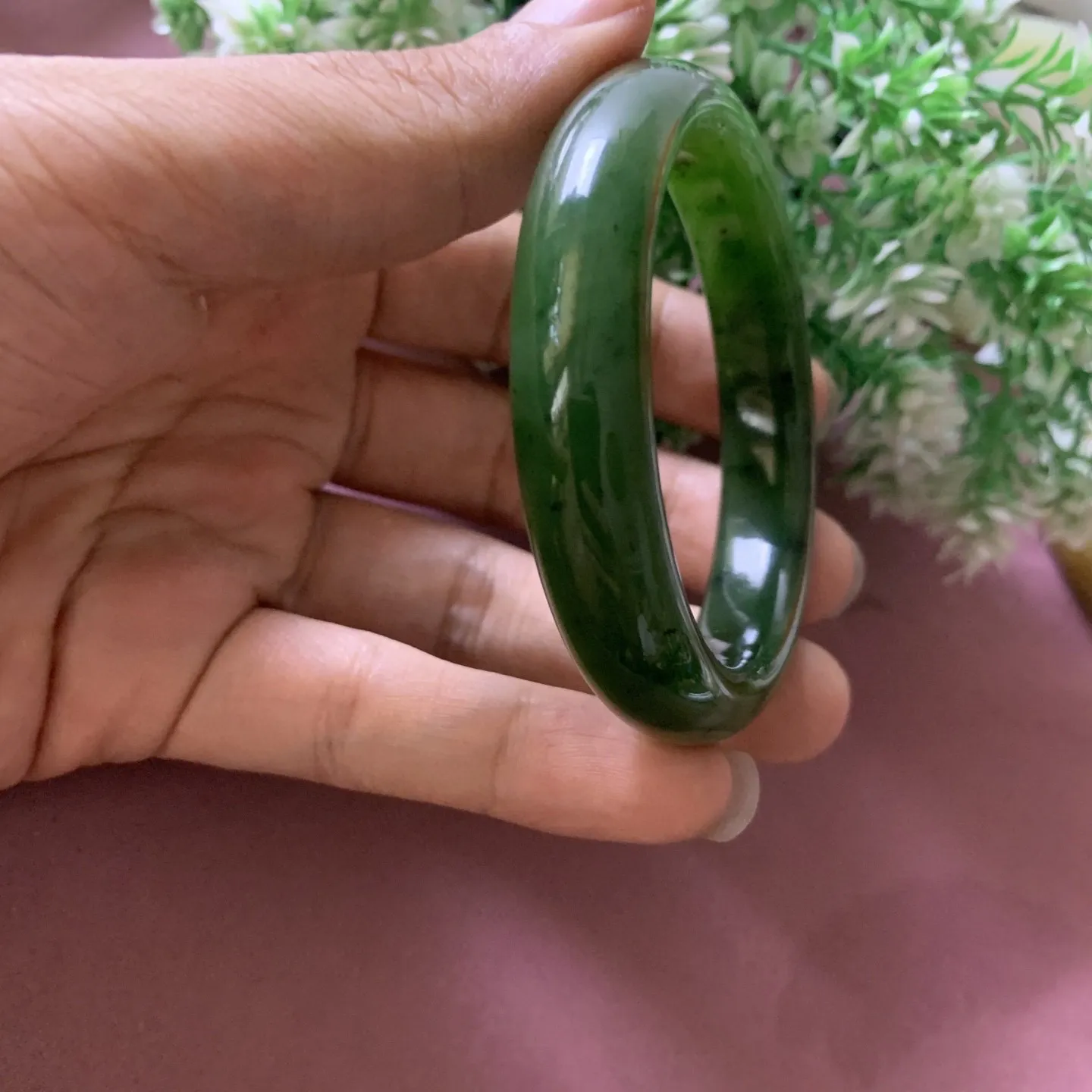 和田玉碧玉53.6圈口菠菜绿手镯，玉质细腻油润。 手推出油。 品相大气。佩戴高端典雅，低调含蓄