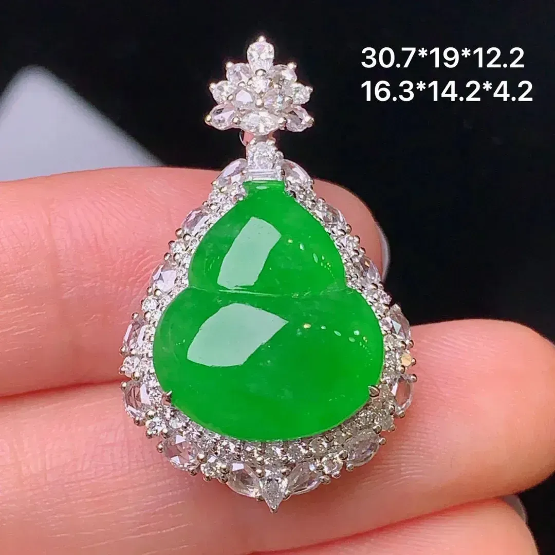 18k金钻镶嵌满绿葫芦吊坠 玉质细腻 色泽艳丽 厚身饱满 整体尺寸30.7*19*12.2