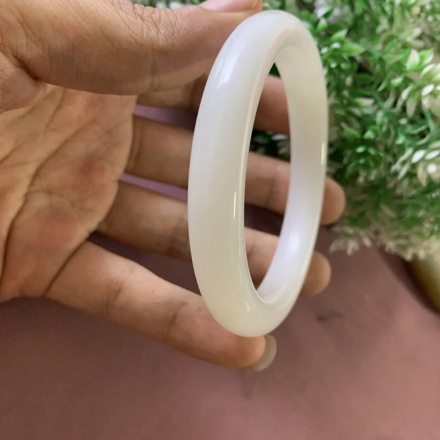和田玉61圈口羊脂白玉手镯，圈口61宽11.3重55.8克，玉质细腻油润。 手推出油。 品相大气。佩戴高端典雅，低调含蓄