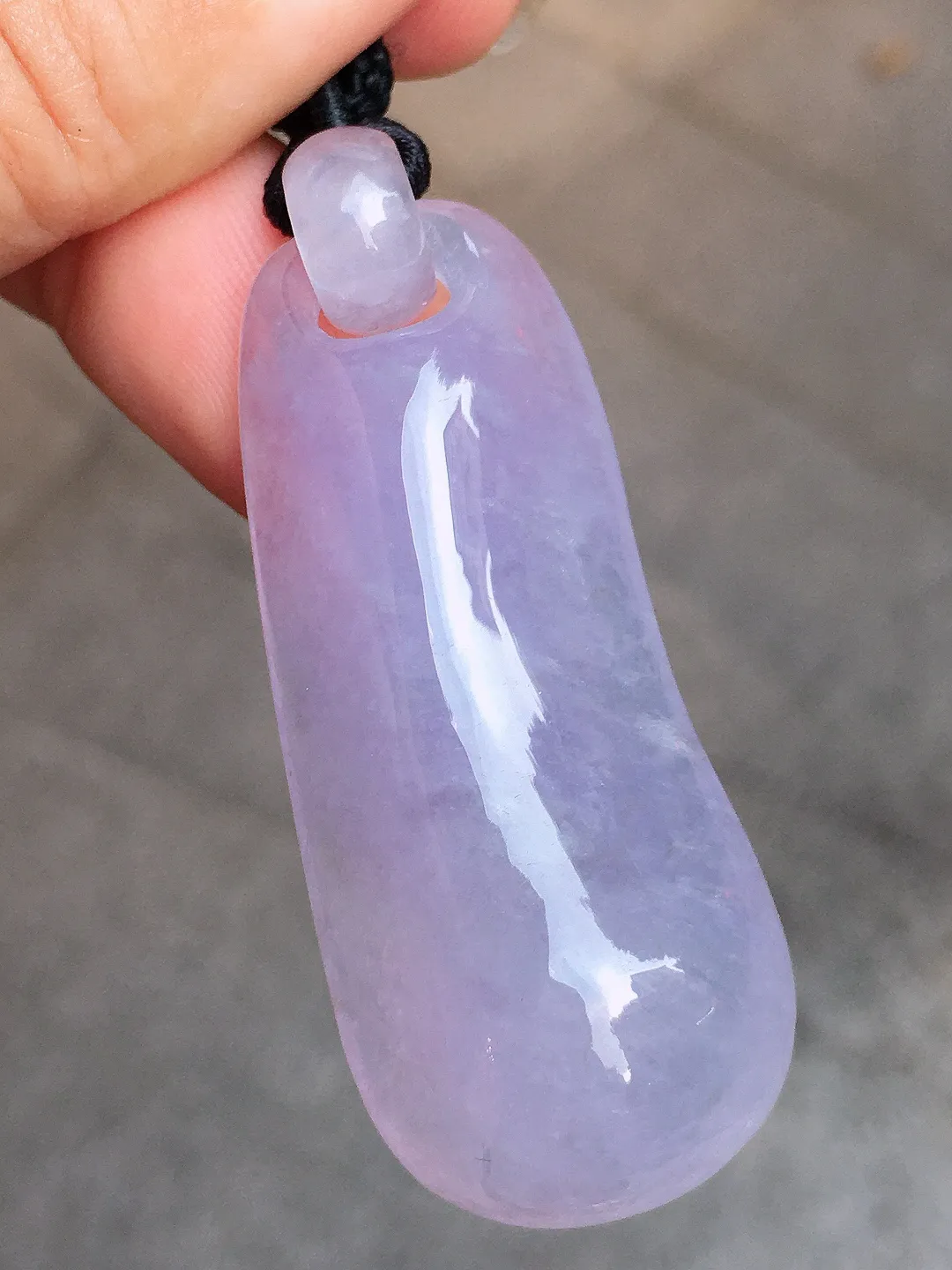 紫罗兰福瓜吊坠，色泽均匀艳丽，玉质细腻，荧光感超
强，饱满圆润，气质满满。