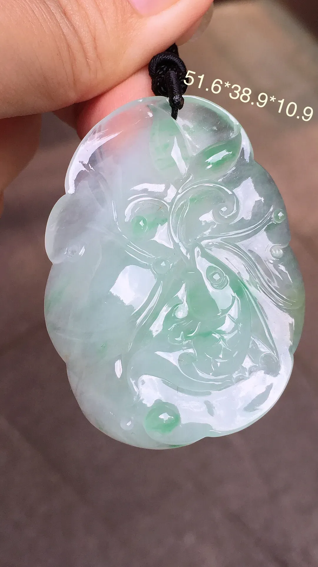 飘绿【如鱼得水】吊坠，色泽艳丽，玉质细腻，荧光感超
强，饱满圆润，气质满满。