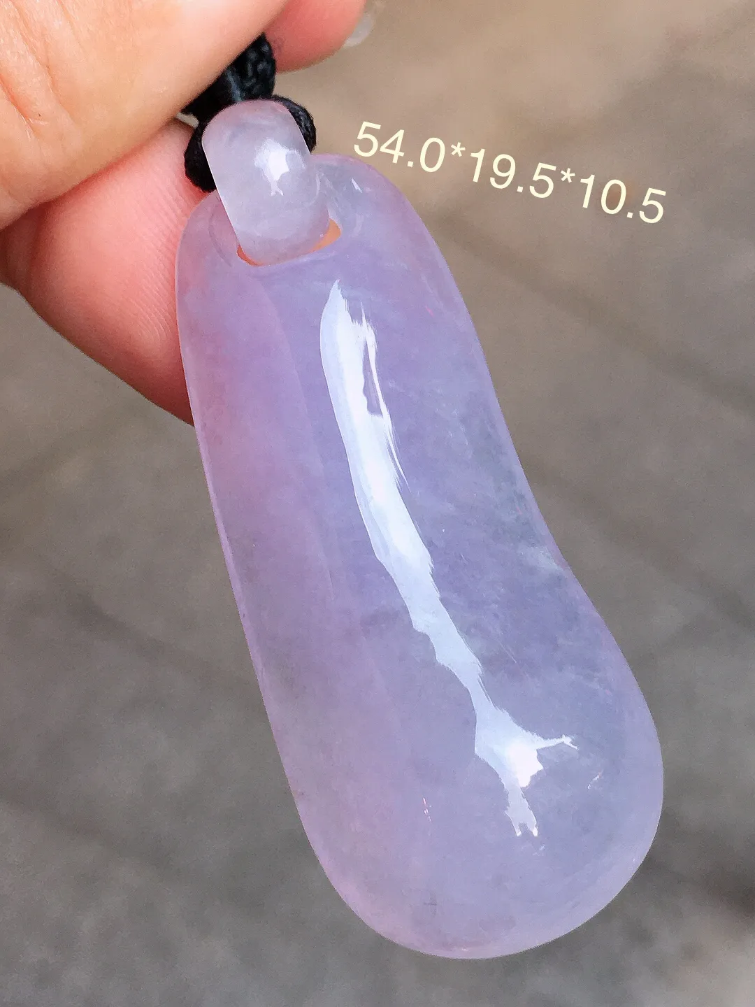 紫罗兰福瓜吊坠，色泽均匀艳丽，玉质细腻，荧光感超
强，饱满圆润，气质满满。