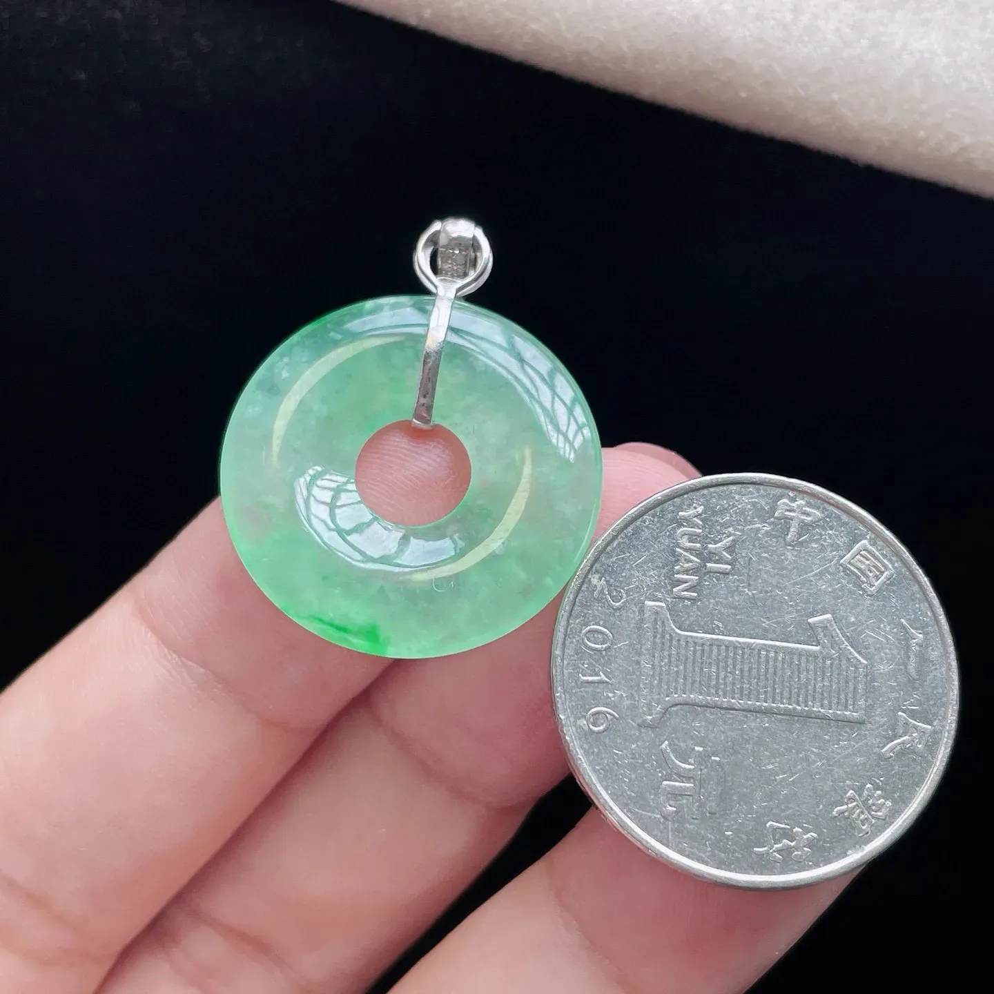 18K 冰种晴水·甜甜圈
 
整32-23.6-3.5