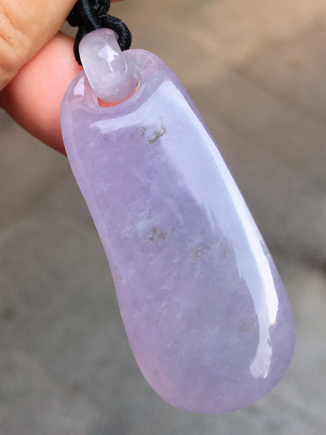 紫罗兰福瓜吊坠，色泽均匀艳丽，玉质细腻，荧光感超
强，饱满圆润，气质满满。