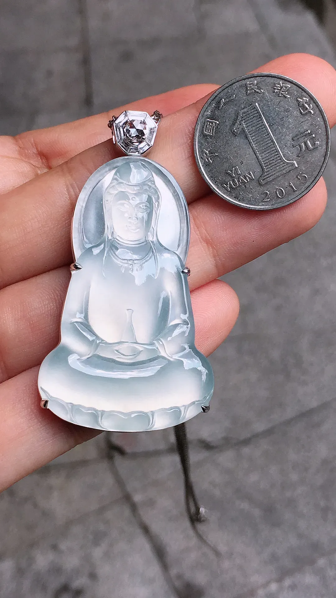 冰种素衣观音吊坠，玉质细腻，荧光感超
强，饱满圆润，气质满满。18k
金豪华镶嵌