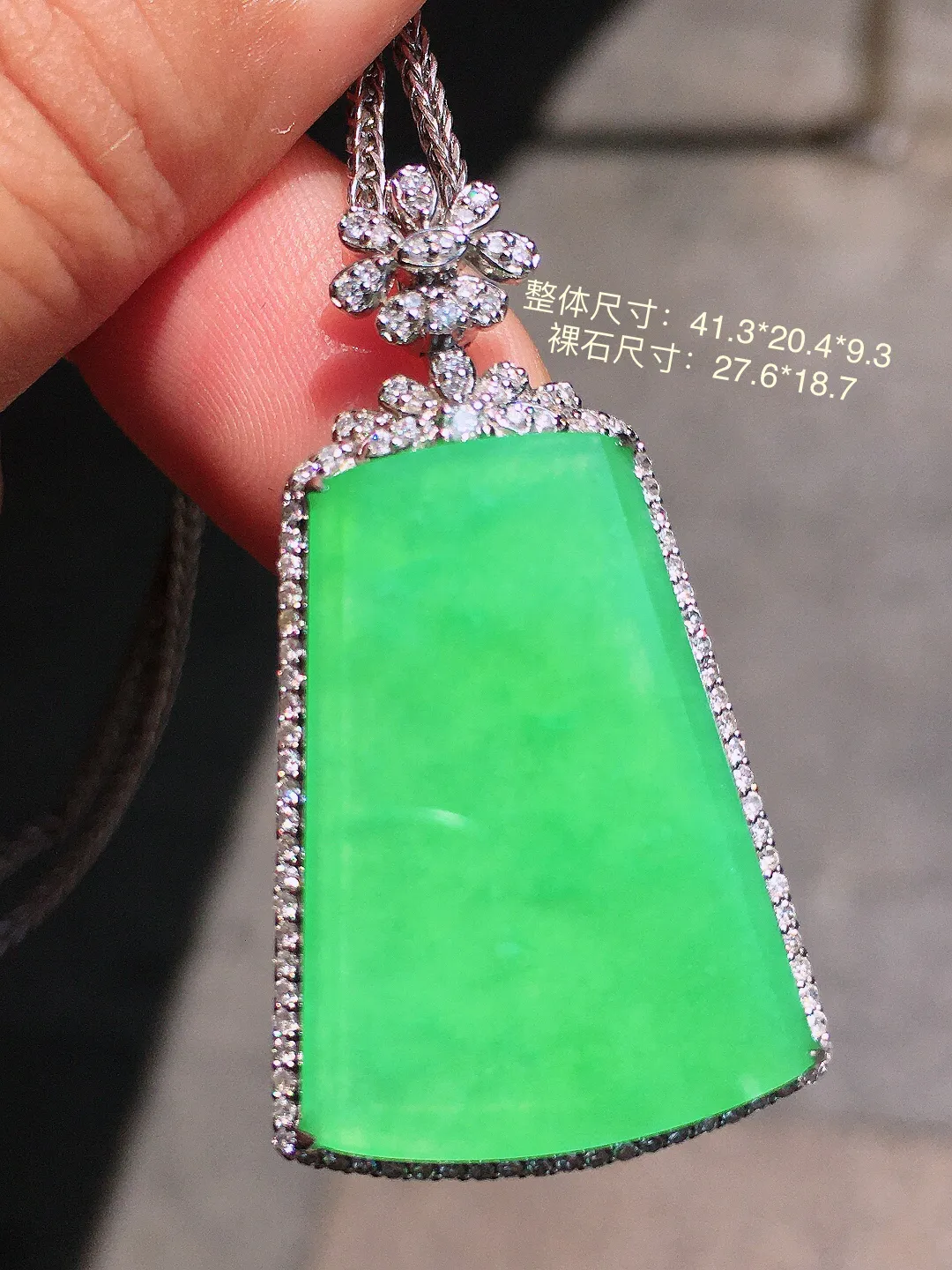 阳绿无事牌吊坠，色泽均匀艳丽，玉质细腻，荧光感超
强，饱满圆润，气质满满。18k
金豪华镶嵌