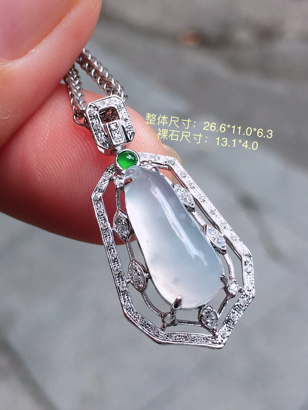 冰种福瓜吊坠，玉质细腻，荧光感超
强，饱满圆润，气质满满。18k
金豪华镶嵌