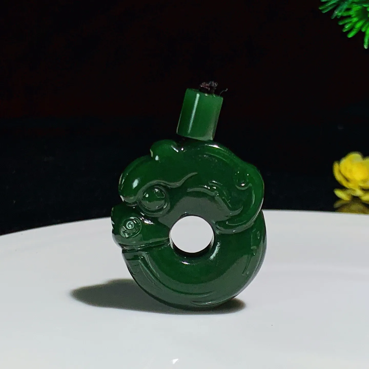 和田玉菠菜绿俄罗斯碧玉玉烛龙挂件。尺寸36/32/11重25克。玉质细腻油润。手推出油。品相大气。 lt250812