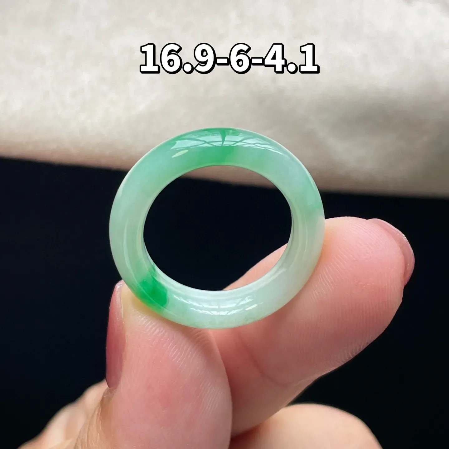 冰种飘绿·指圈
 
裸16.9-6-4.1