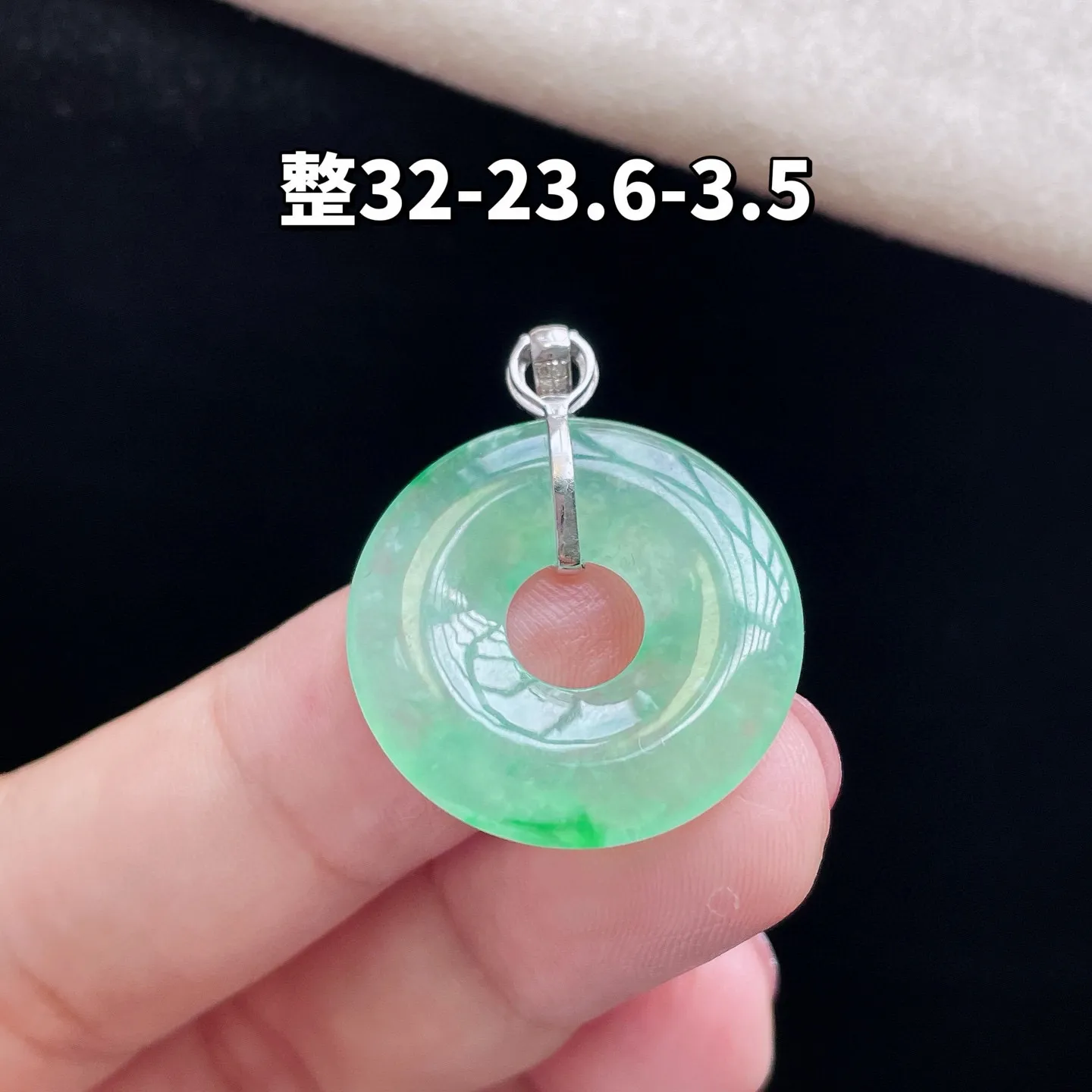 18K 冰种晴水·甜甜圈
 
整32-23.6-3.5