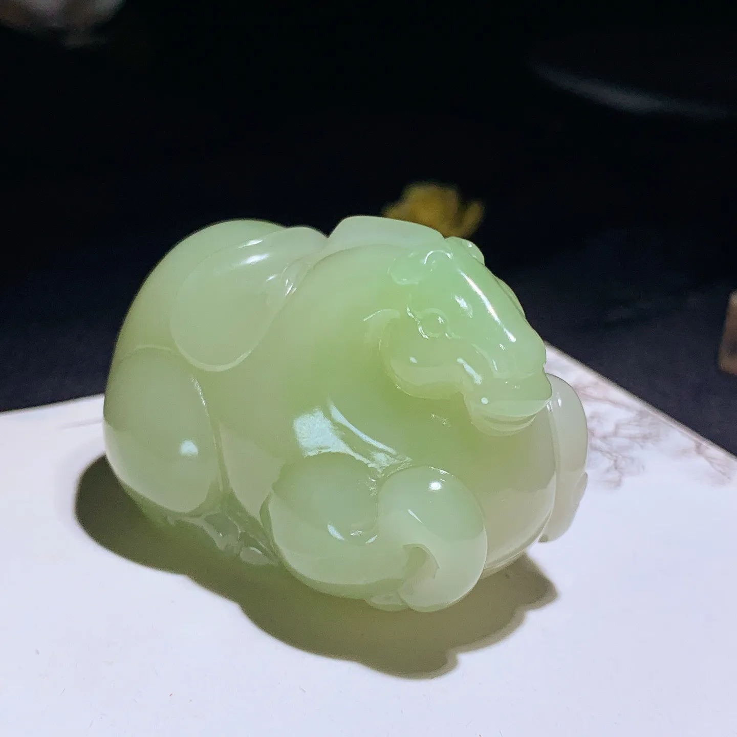 和田玉青海翠翠青马到成功唐马把件。尺寸57/37/38重113克。玉质细腻油润。手推出油。品相大气。 lt250813