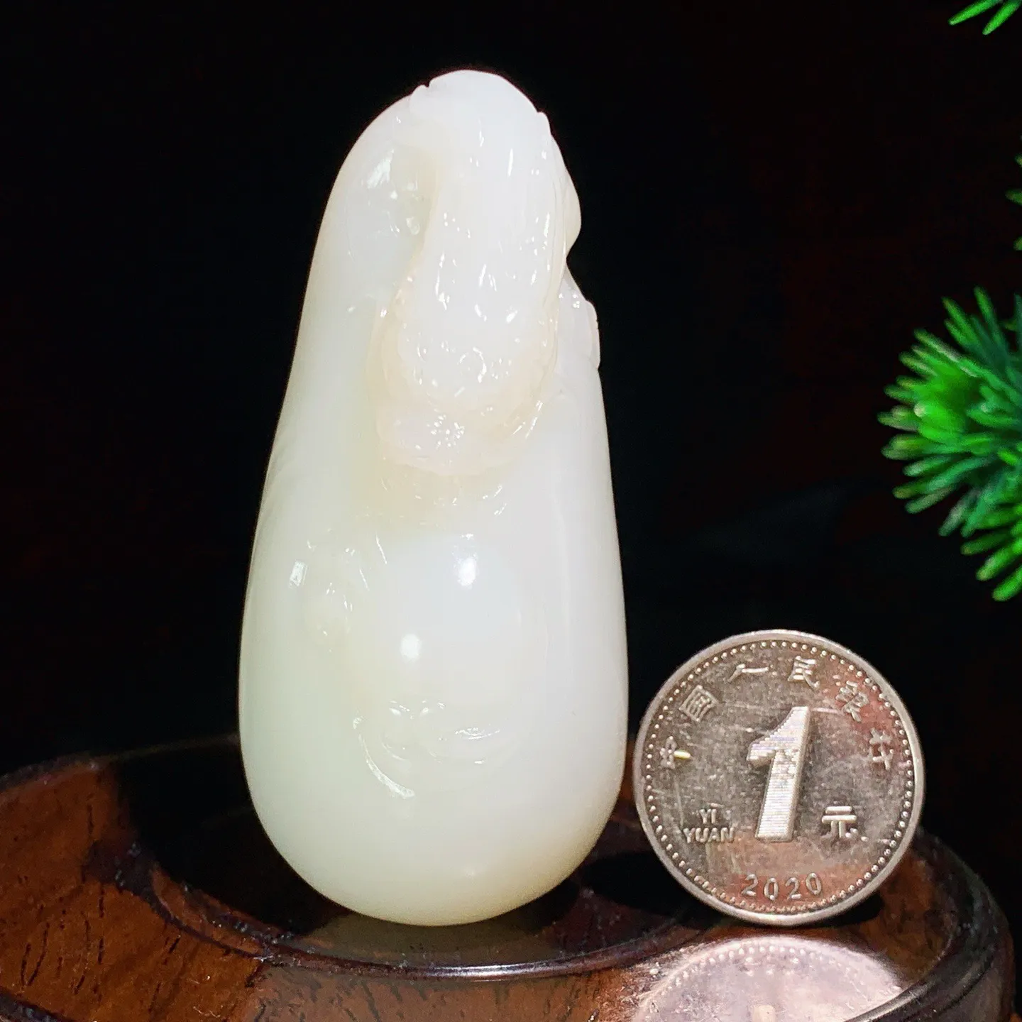 和田玉羊脂白玉龙佑一方挂件。尺寸63/30/19重53克。玉质细腻油润。手推出油。品相大气。 lt250812