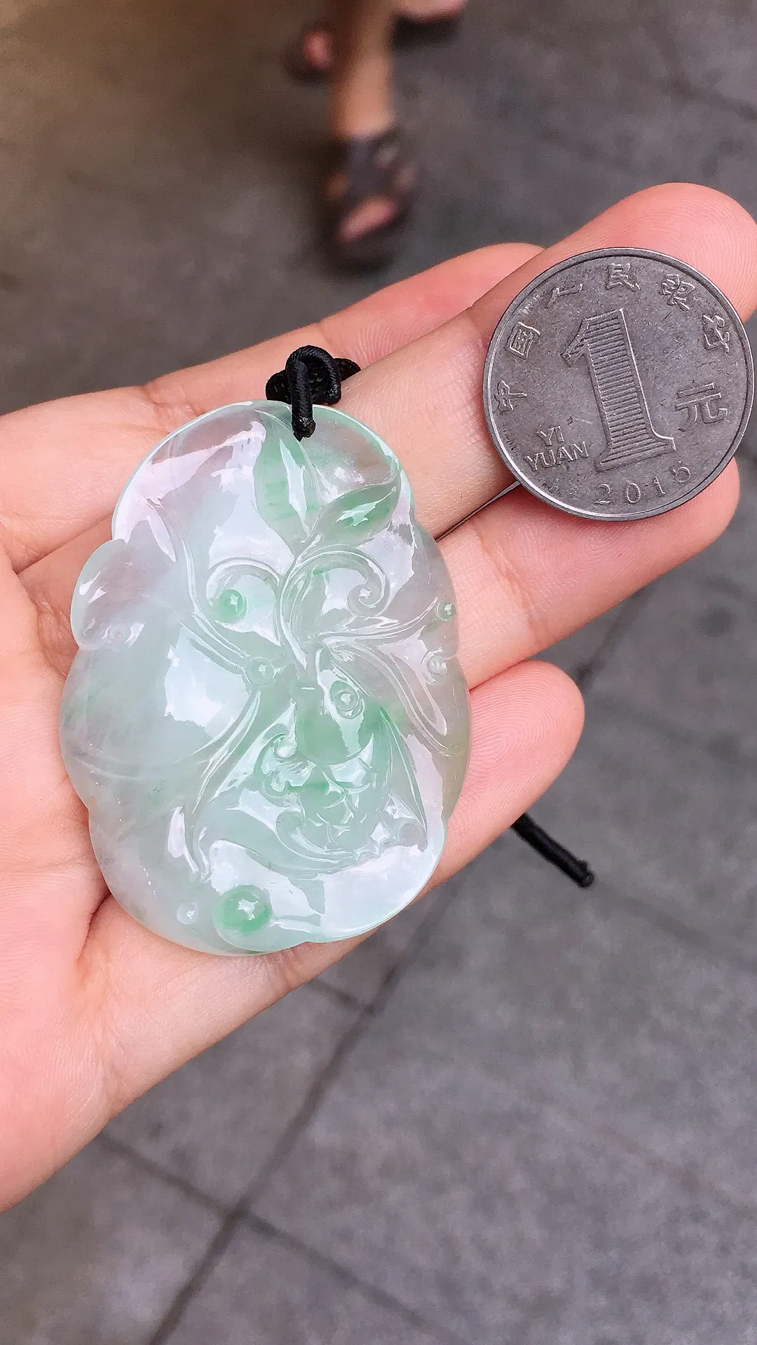 飘绿【如鱼得水】吊坠，色泽艳丽，玉质细腻，荧光感超
强，饱满圆润，气质满满。