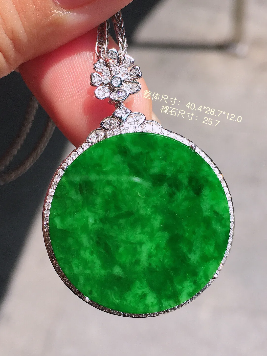 辣绿平安扣吊坠，色泽均匀浓郁，玉质细腻，荧光感超
强，饱满圆润，气质满满。18k
金豪华镶嵌
