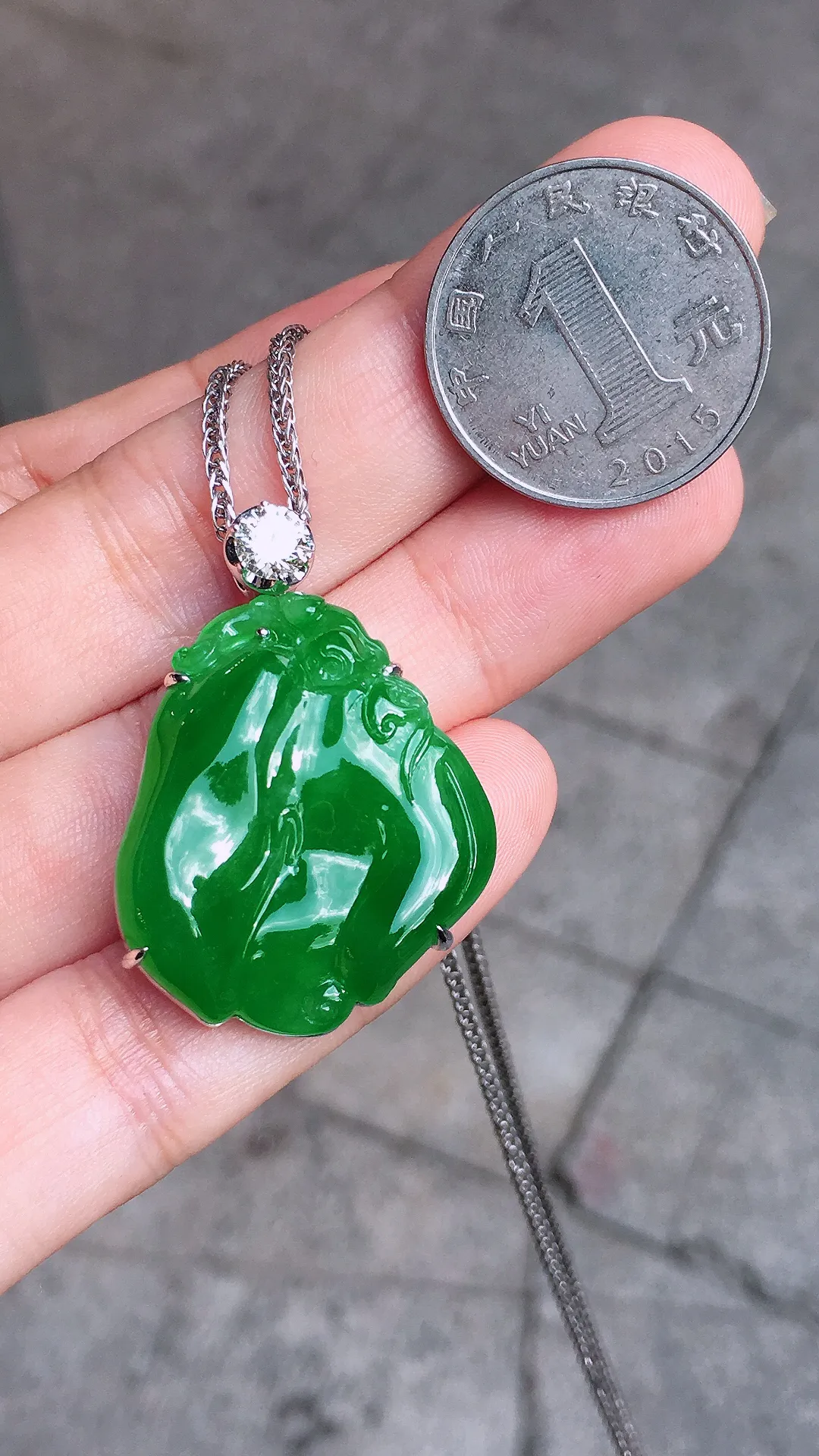 辣绿福瓜吊坠，色泽均匀浓郁，玉质细腻，荧光感超
强，饱满圆润，气质满满。18k
金豪华镶嵌