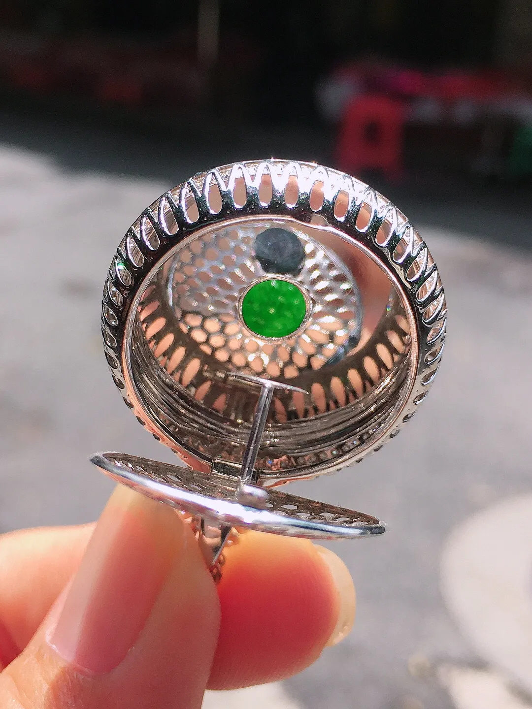 辣绿平安扣吊坠，色泽均匀浓郁，玉质细腻，荧光感超
强，饱满圆润，气质满满。18k
金豪华镶嵌