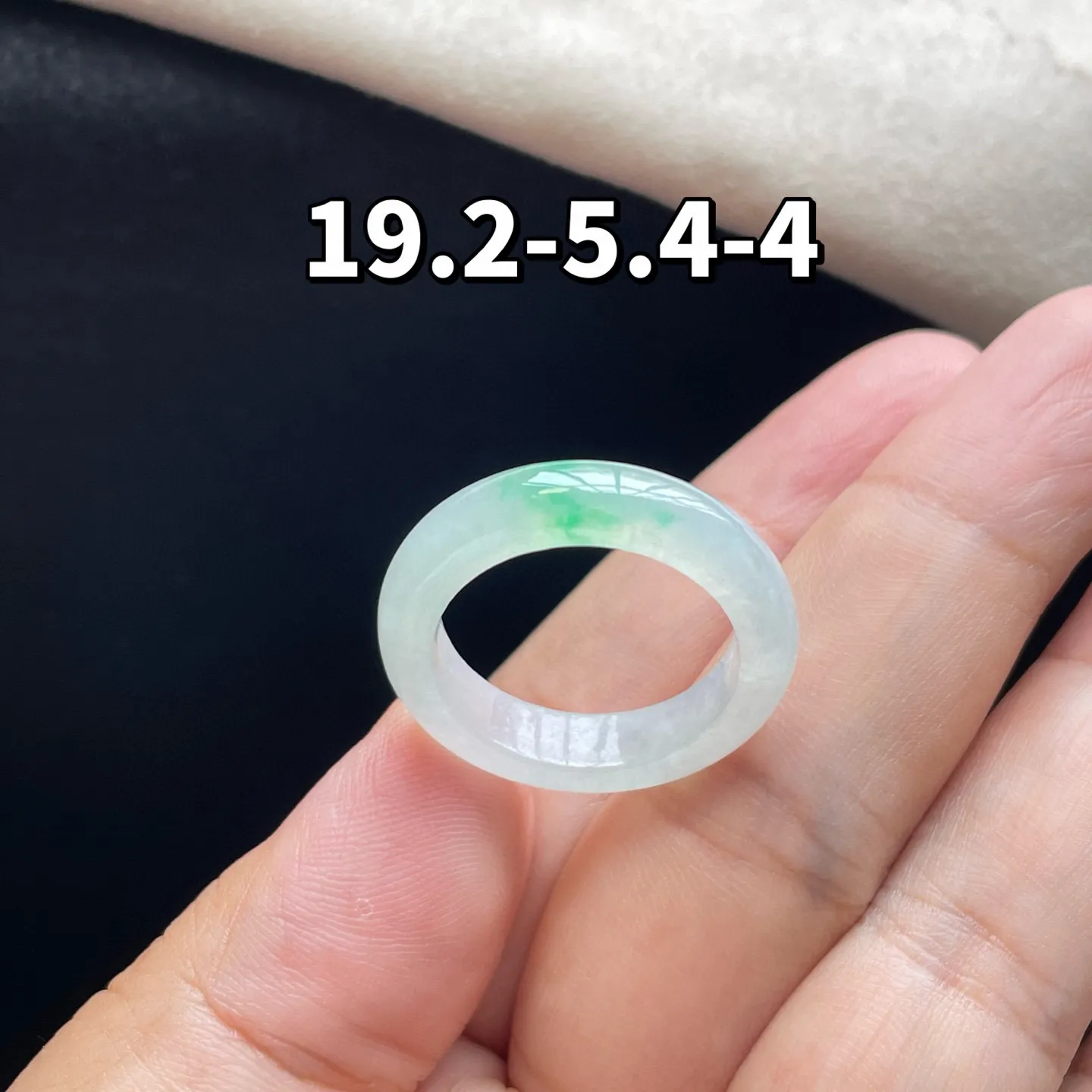 冰种飘绿·指圈
 
裸19.2-5.4-4