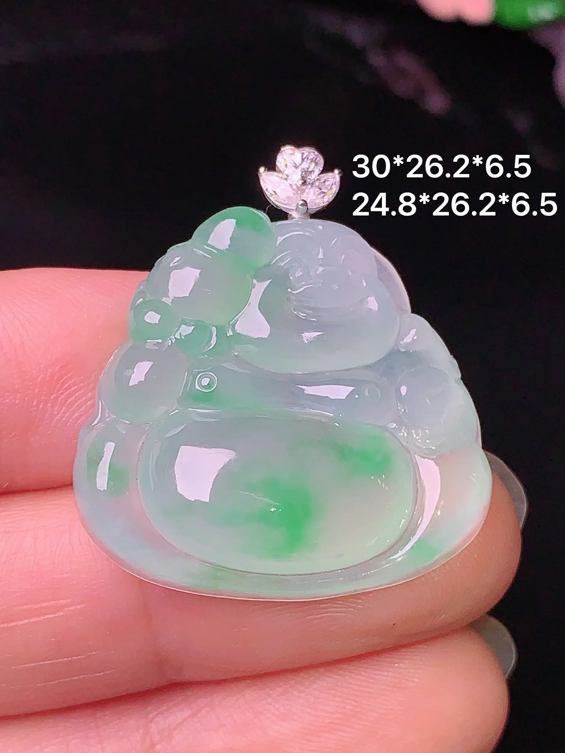 18k金钻镶嵌飘绿佛公吊坠 玉质细腻 色泽清新艳丽 整体尺寸30*26.2*6.5