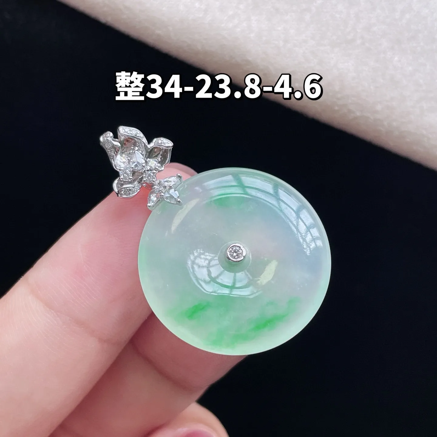 18K 冰种飘绿·平安扣
 
整34-23.8-4.6