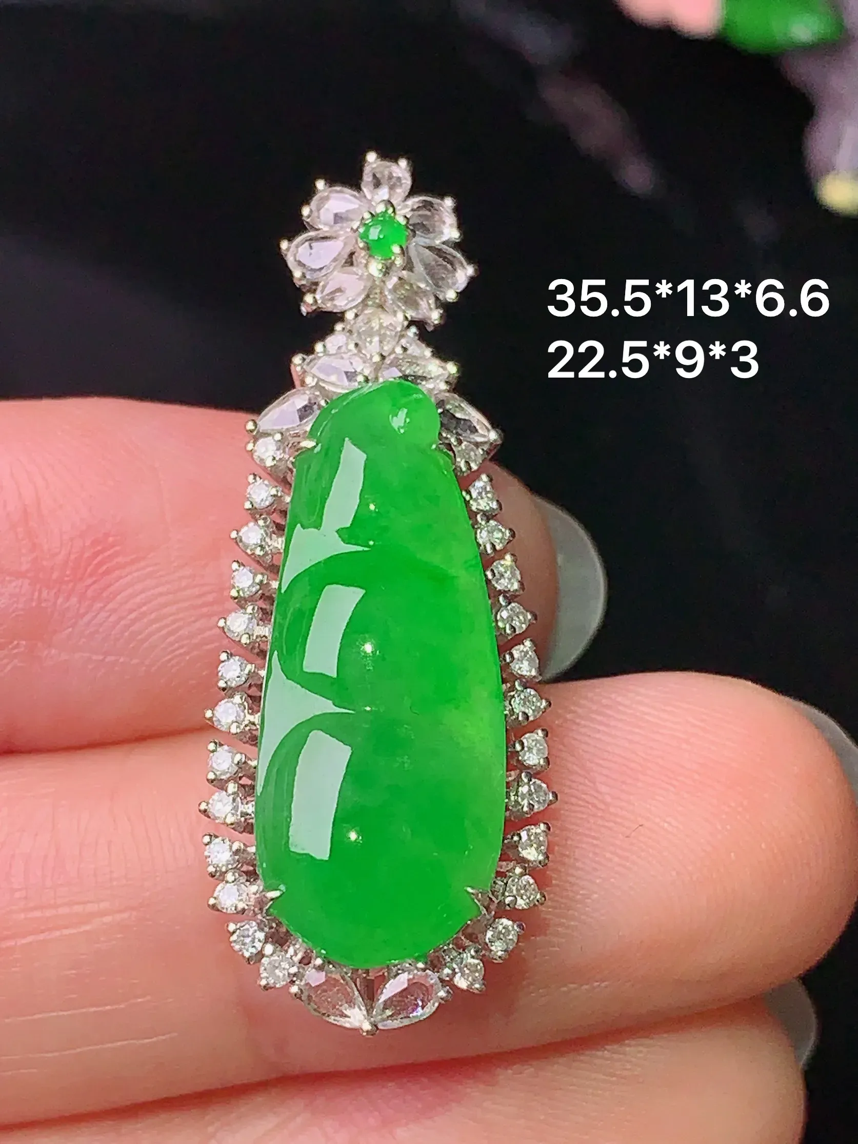 18k金钻镶嵌紫罗兰四季豆吊坠 玉质细腻 色泽清新艳丽 整体尺寸35.5*13*6.6