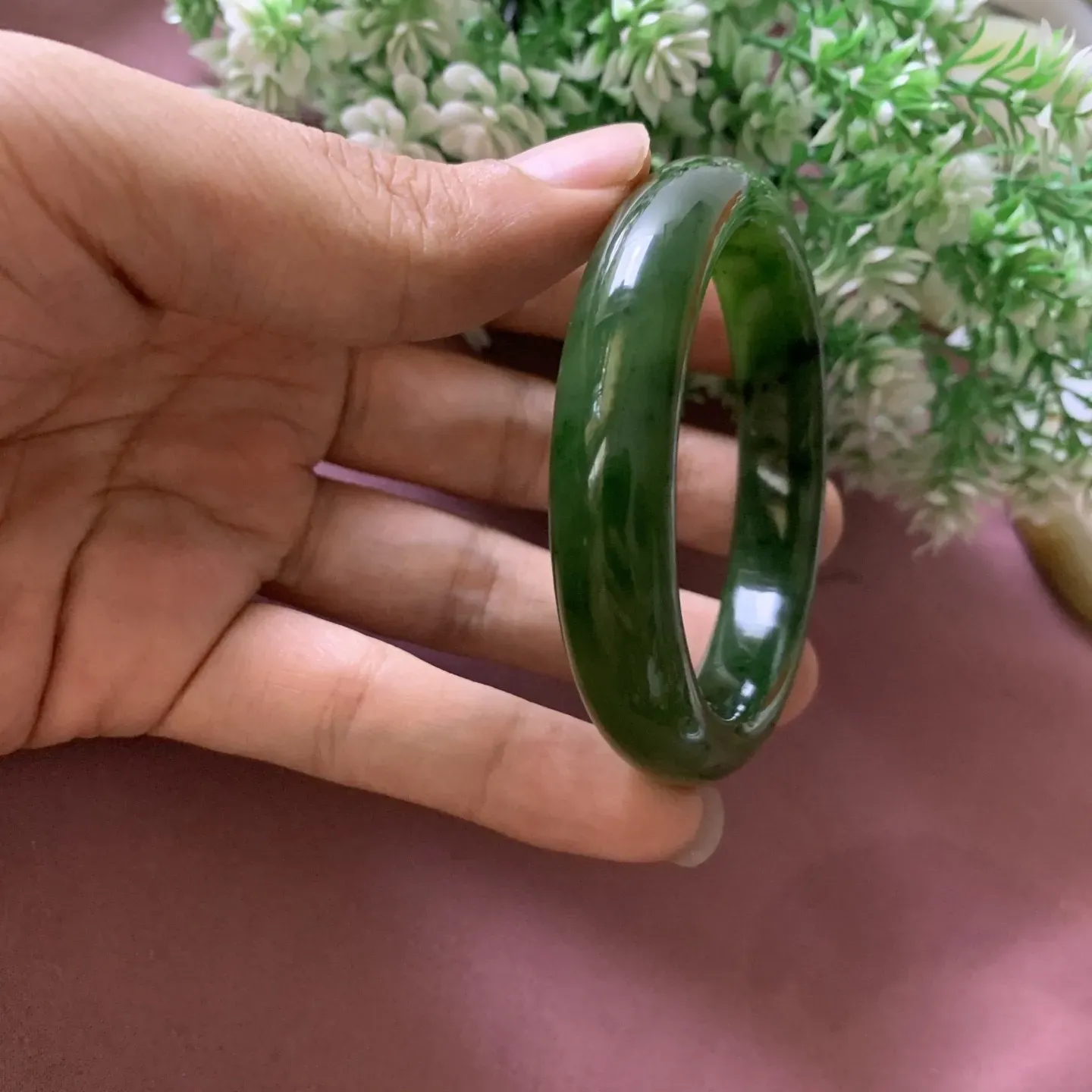 和田玉碧玉53.6圈口菠菜绿手镯，玉质细腻油润。 手推出油。 品相大气。佩戴高端典雅，低调含蓄