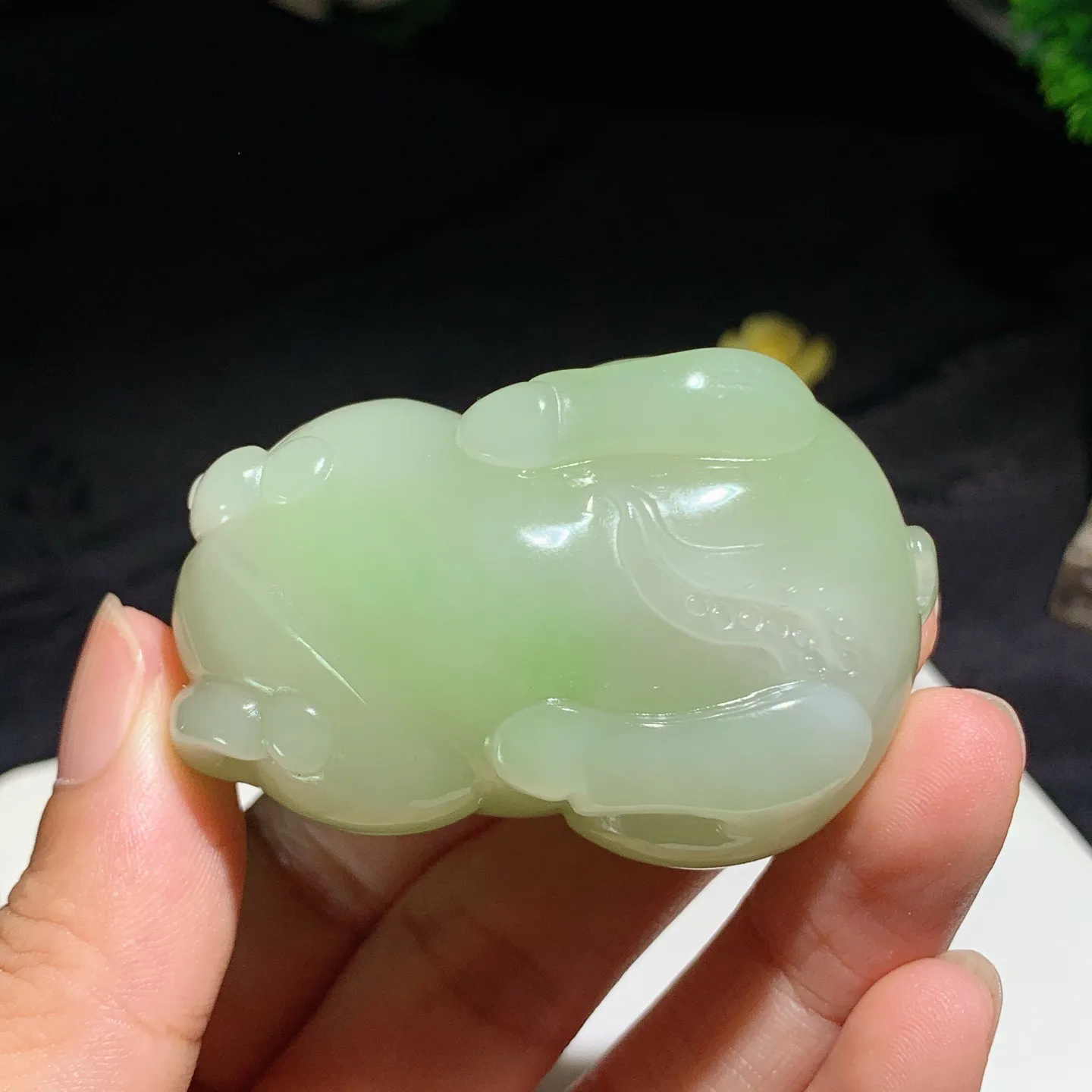 和田玉青海翠翠青马到成功唐马把件。尺寸57/37/38重113克。玉质细腻油润。手推出油。品相大气。 lt250813