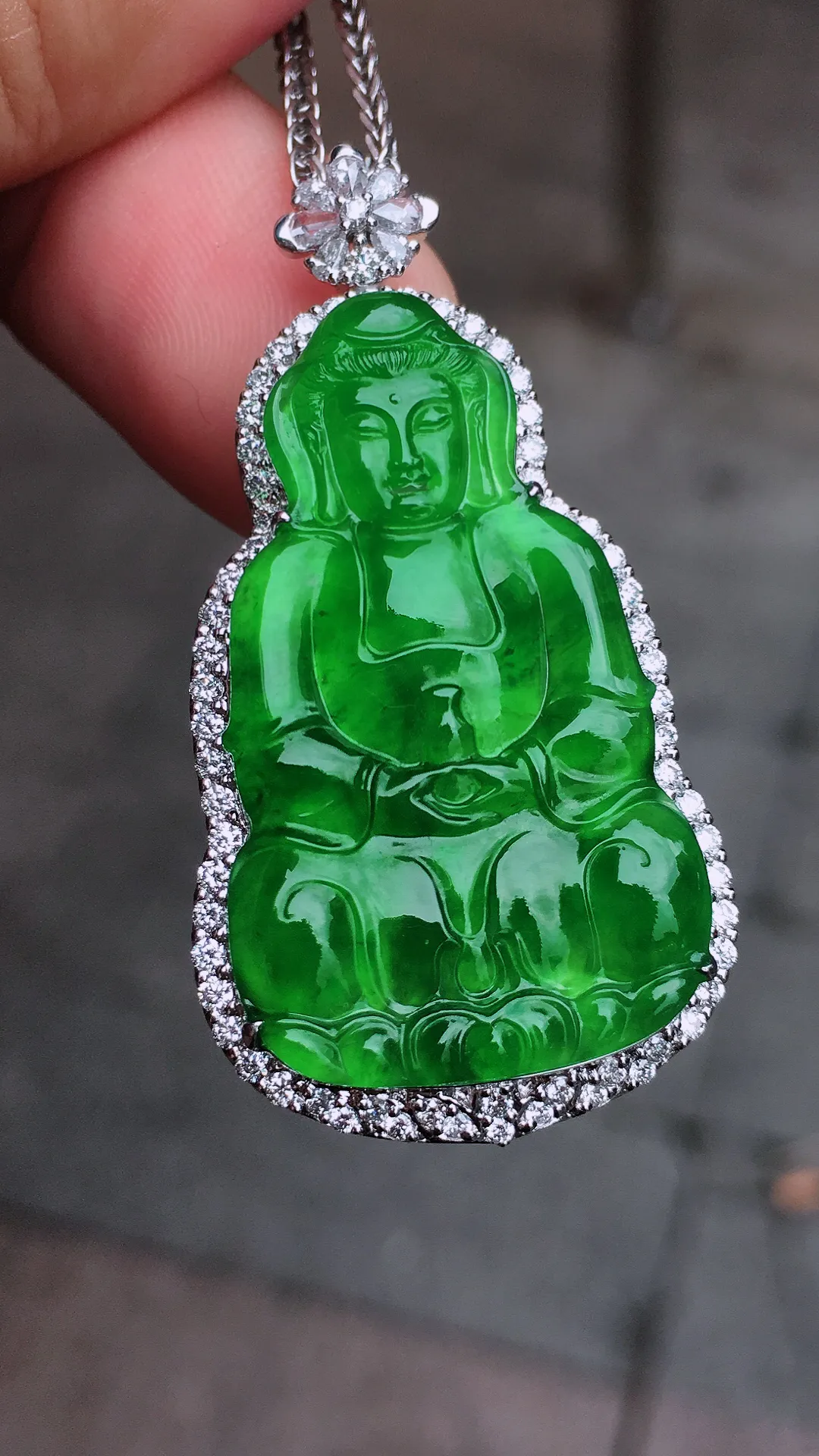 阳绿观音吊坠，色泽均匀艳丽，玉质细腻，荧光感超
强，饱满圆润，气质满满。18k
金豪华镶嵌