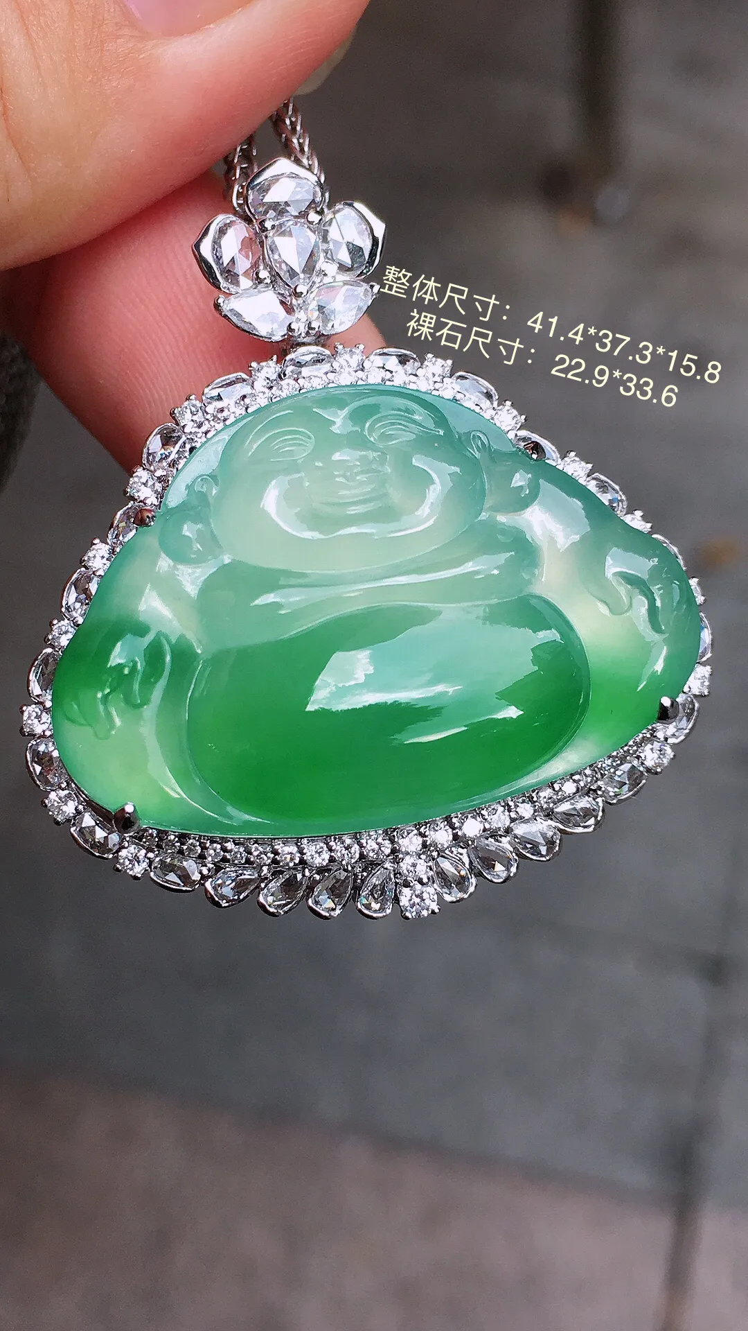 飘绿佛公吊坠，色泽艳丽，玉质细腻，荧光感超
强，饱满圆润，气质满满。18k
金豪华镶嵌