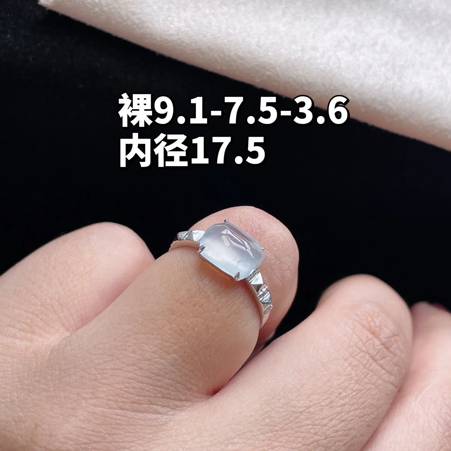 18K 冰种·马鞍戒指
 
裸9.1-7.5-3.6
内径17.5