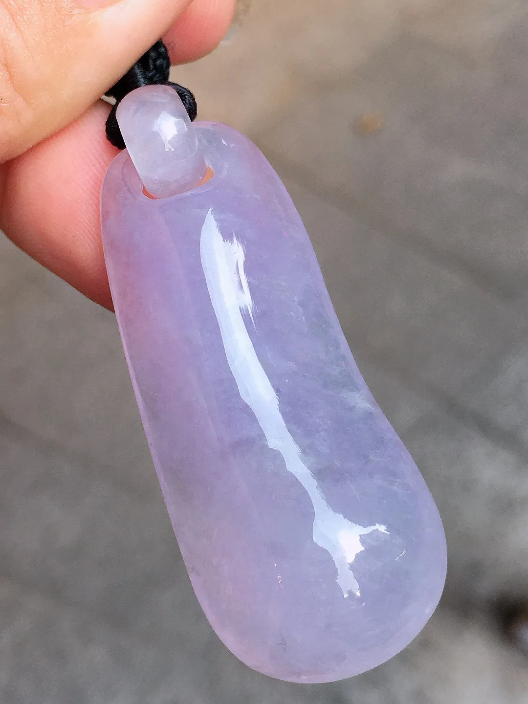 紫罗兰福瓜吊坠，色泽均匀艳丽，玉质细腻，荧光感超
强，饱满圆润，气质满满。
