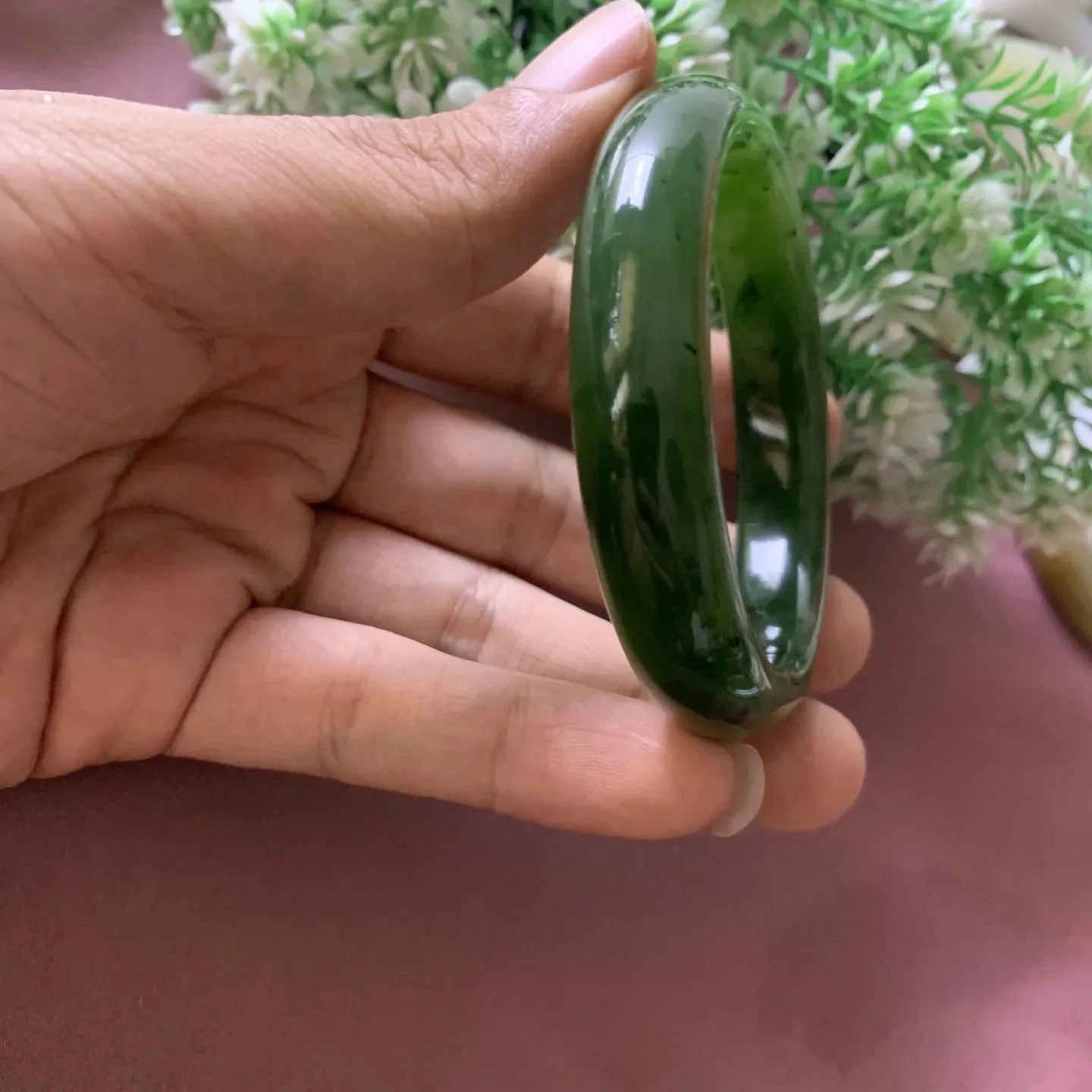 和田玉碧玉53.6圈口菠菜绿手镯，玉质细腻油润。 手推出油。 品相大气。佩戴高端典雅，低调含蓄